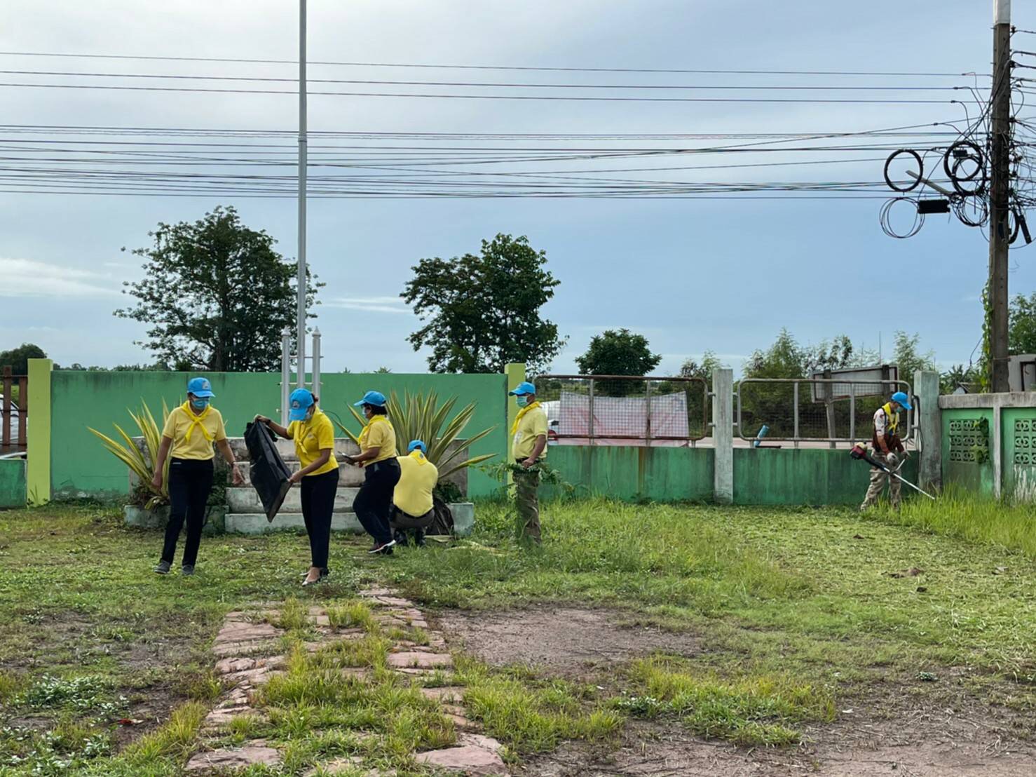 จิตอาสาพัฒนาปรับภูมิทัศน์สถานพยาบาล เนื่องในโอกาสวันอนันทมหิดล..คลิก