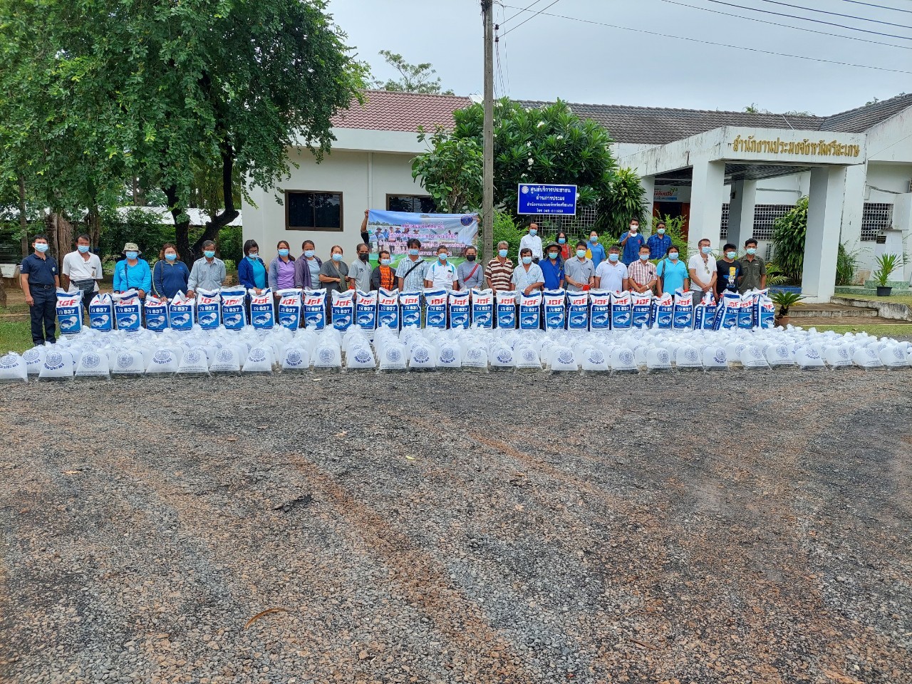 สำนักงานประมงจังหวัดศรีสะเกษ มอบปัจจัยการผลิตแก่เกษตรกรโครงการเกษตรกรรมยั่งยืน กิจกรรมส่งเสริมเกษตรทฤษฎีใหม่ด้านประมง ปีงบประมาณ 2564 อำเภอเมืองศรีสะเกษ..คลิก
