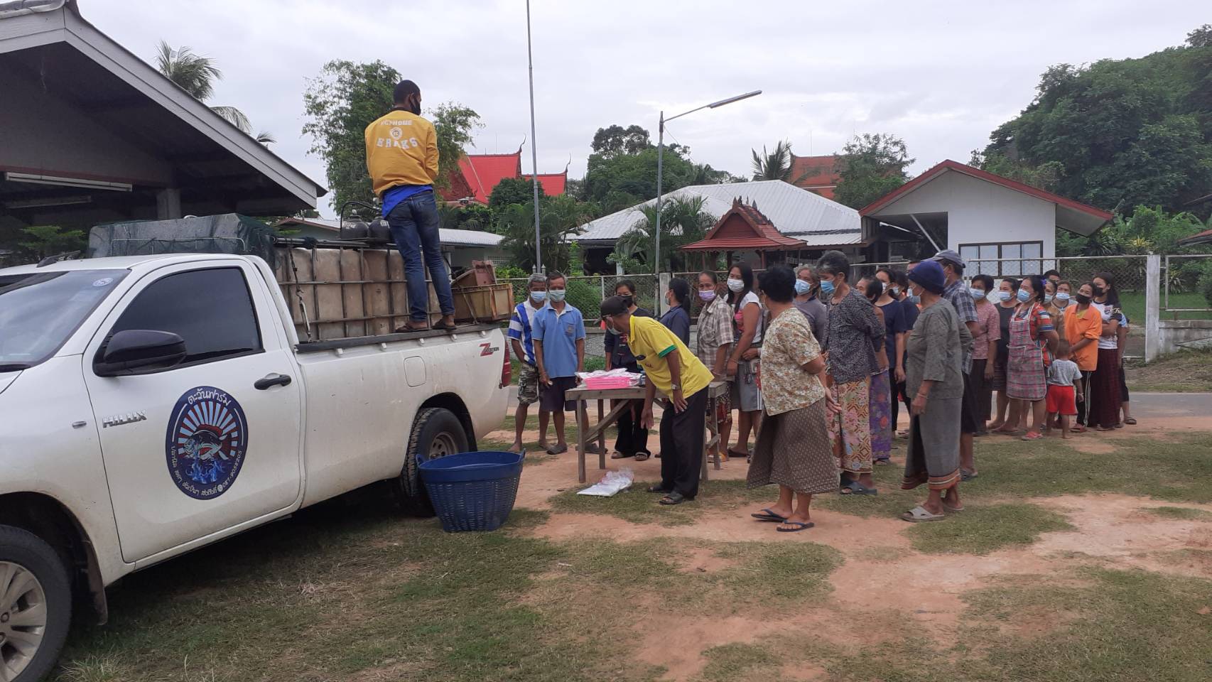 ประมงอำเภอเขื่องใน ร่วมกับผู้นำชุมชนในพื้นที่ อ.เขื่องใน จ.อุบลราชธานี ดำเนินการจัดหาสถานที่ และอำนวยความสะดวกในจำหน่ายปลานิลสด ราคา กิโลกรัมละ 55 บาท เพื่อช่วยเหลือเกษตรกรผู้เลี้ยงปลานิลกระชัง ที่ได้รับผลกระทบจากการแพร่ระบาดเชื้อไวรัส Covid 19..คลิก
