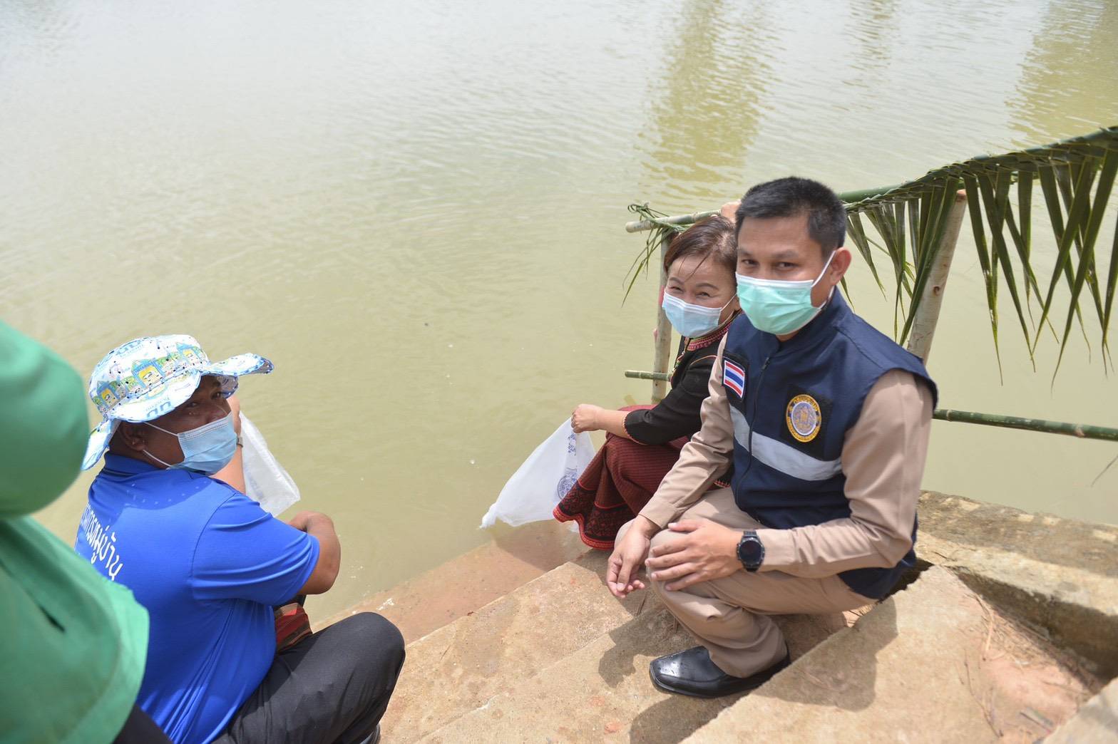 นายยุทธจิตร พวงอินทร์ ประมงอำเภอขุขันธ์ เข้าร่วมต้อนรับคณะกรรมการประเมินและให้กำลังใจคณะกรรมการหมู่บ้าน หมู่บ้านเข็มแข็งตามแนวทาง 