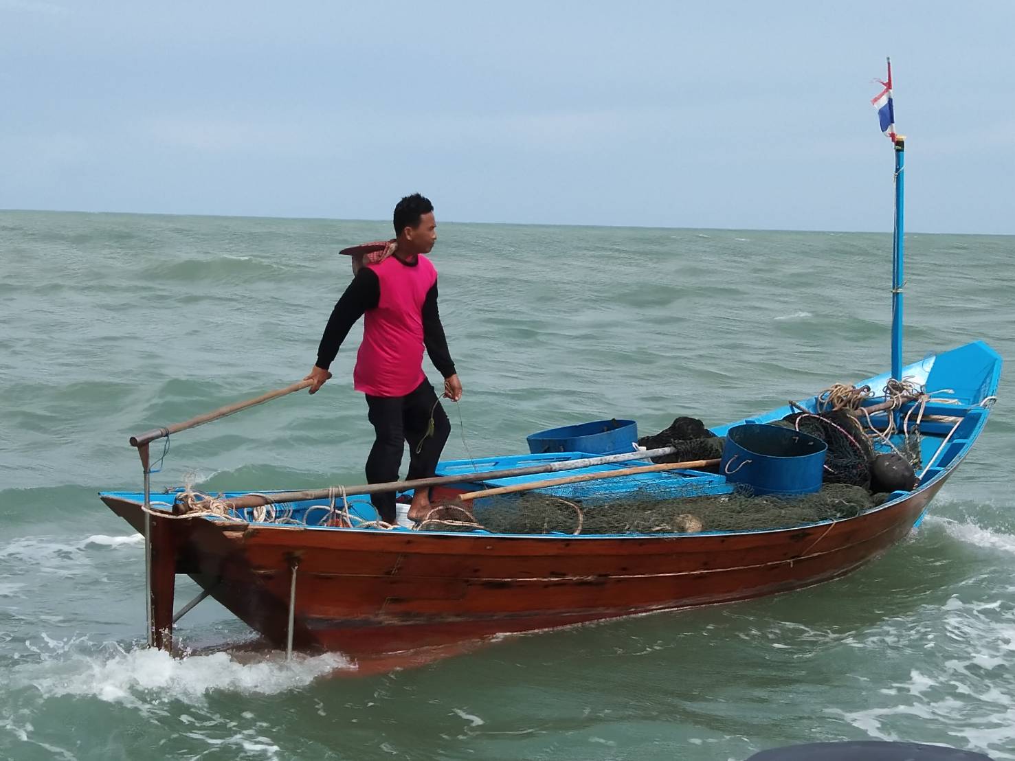 เรือตรวจ 218 ออกปฏิบัติงานกิจกรรมควบคุมการทำการประมงในพื้นที่ทะเลชายฝั่ง..คลิก