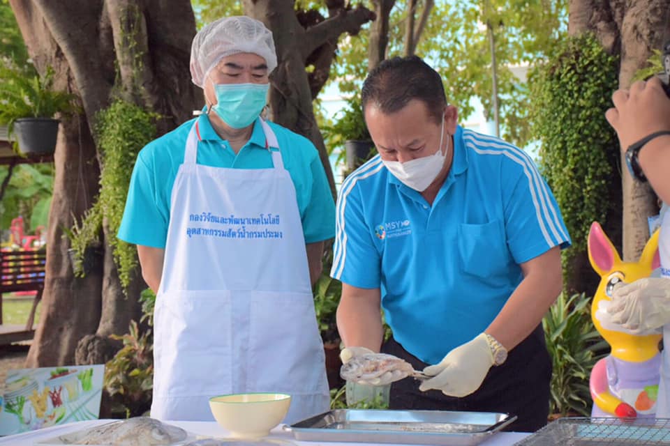 รายการ “รองฯ ลงครัว” สาธิตการแปรรูปปลาส้มหมักด้วยข้าวไรซ์เบอร์รี่ ตามสูตรจากคู่มือการแปรรูปสัตว์น้ำ ของกองวิจัยและพัฒนาเทคโนโลยีอุตสาหกรรมสัตว์น้ำ..คลิก