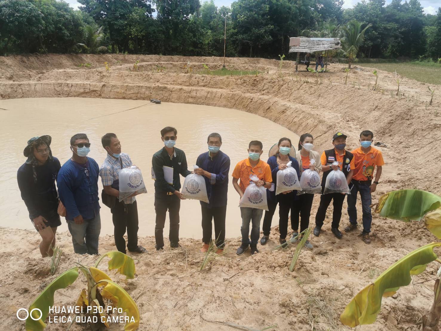 นายยุทธจิตร พวงอินทร์ ประมงอำเภอขุขันธ์ ร่วมกับ นักวิชาการประมง ศูนย์วิจัยและพัฒนาการเพาะเลี้ยงสัตว์น้ำจืดศรีสะเกษ มอบพันธุ์ปลาให้แก่เกษตรกรที่เข้าร่วมโครงการพัฒนาเกษตรกรรมยั่งยืน..คลิก