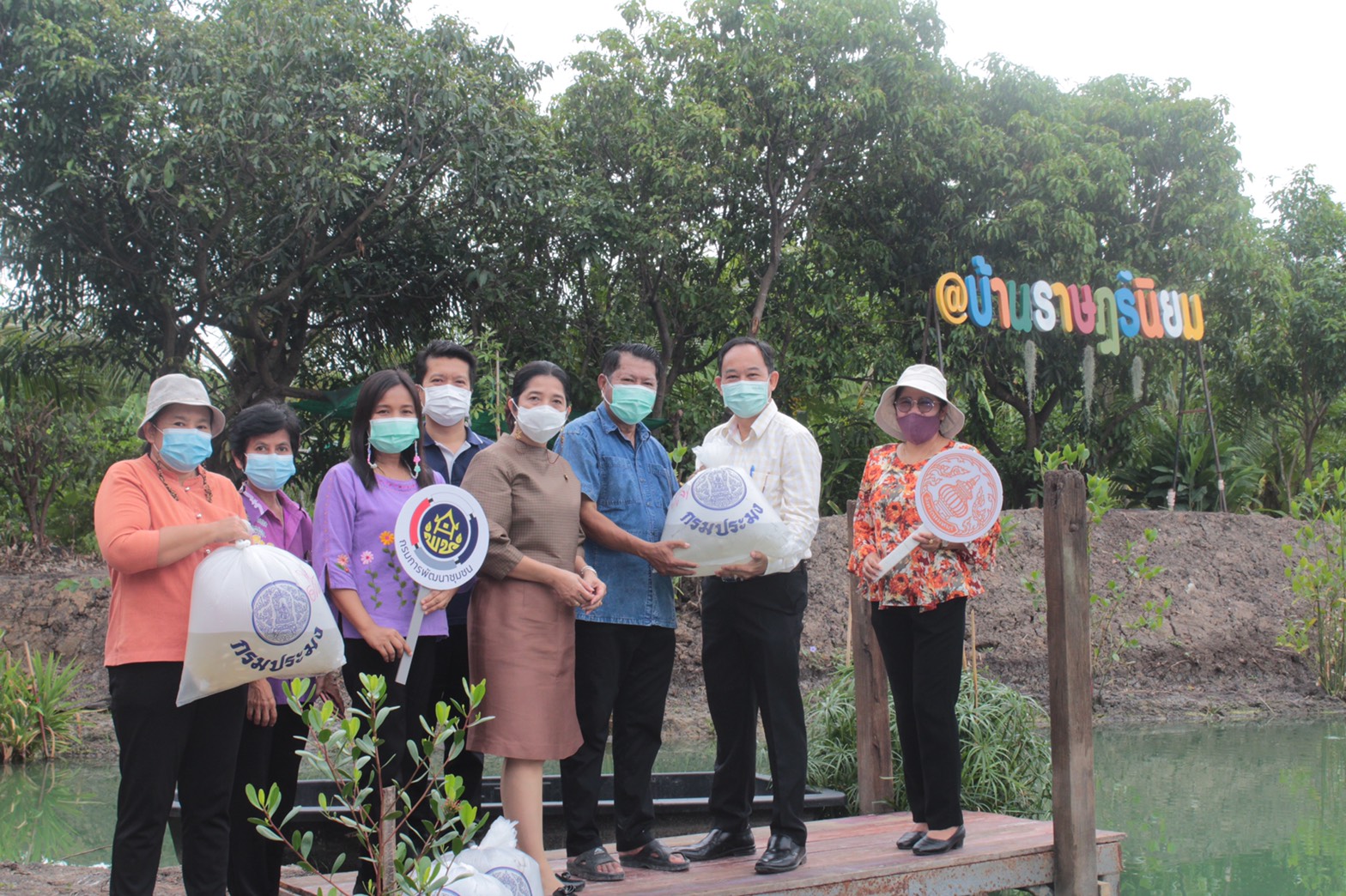 (อ.ไทรน้อย) มอบพันธุ์ปลาโครงการโคก หนอง นา โมเดล..คลิก