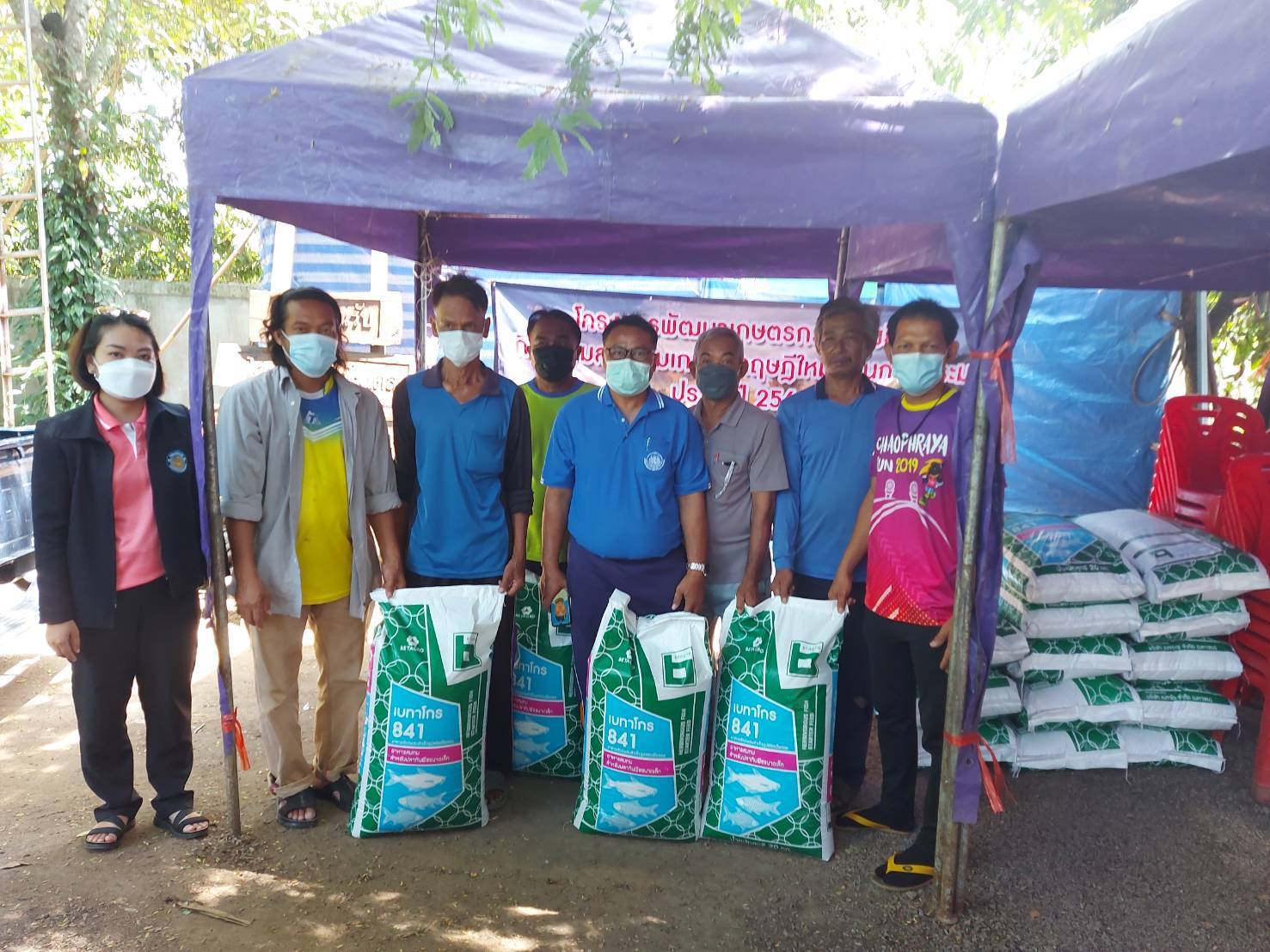 มอบปัจจัยการผลิตให้แก่เกษตรกรที่เข้าร่วมโครงการส่งเสริมเกษตรทฤษฏีใหม่ด้านประมง  ประจำปี 2564  อำเภอเก้าเลี้ยว  จังหวัดนครสวรรค์..คลิก
