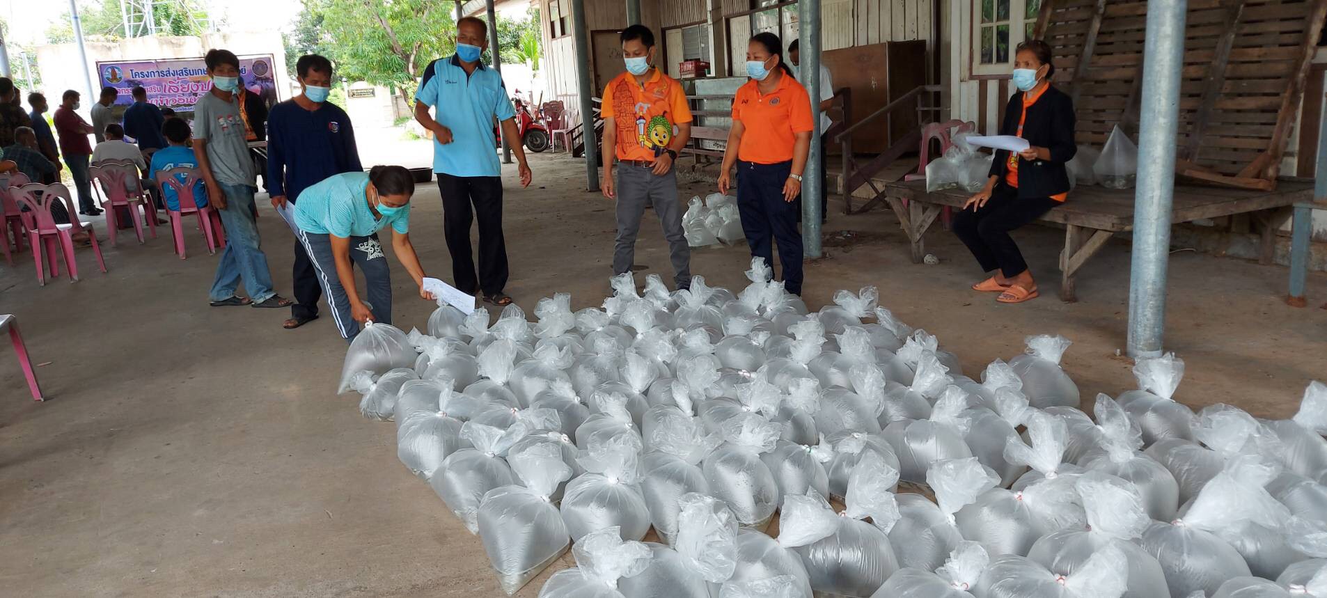 สำนักงานประจังหวัดศรีสะเกษ มอบ พันธุ์ปลาตะเพียน แก่เกษตรกรโครงการส่งเสริมเกษตรอินทรีย์ อำเภอเมืองศรีสะเกษ..คลิก