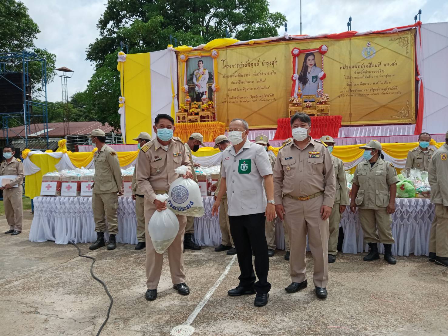 ออกหน่วยบริการโครงการบำบัดทุกข์ บำรุงสุข สร้างรอยยิ้มให้ประชาชน ณ โรงเรียนบ้านนาผาง(วิบูลย์ราษฎร์สามัคคี) หมู่ 6 ตำบลห้วย อำเภอปทุมราชวงศา..คลิก