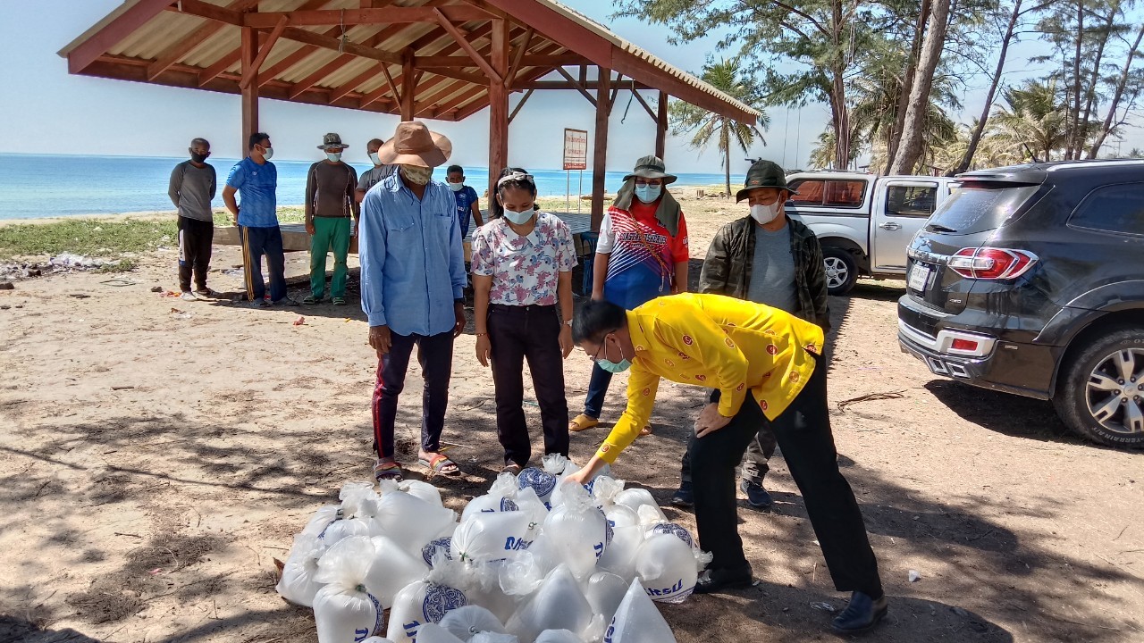กิจกรรมปล่อยพันธุ์หอยหวาน จำนวน 17,000 ตัว  บริเวณชายหาดบ้านน้ำบ่อ  อำเภอปานาเระ จังหวัดปัตตานี