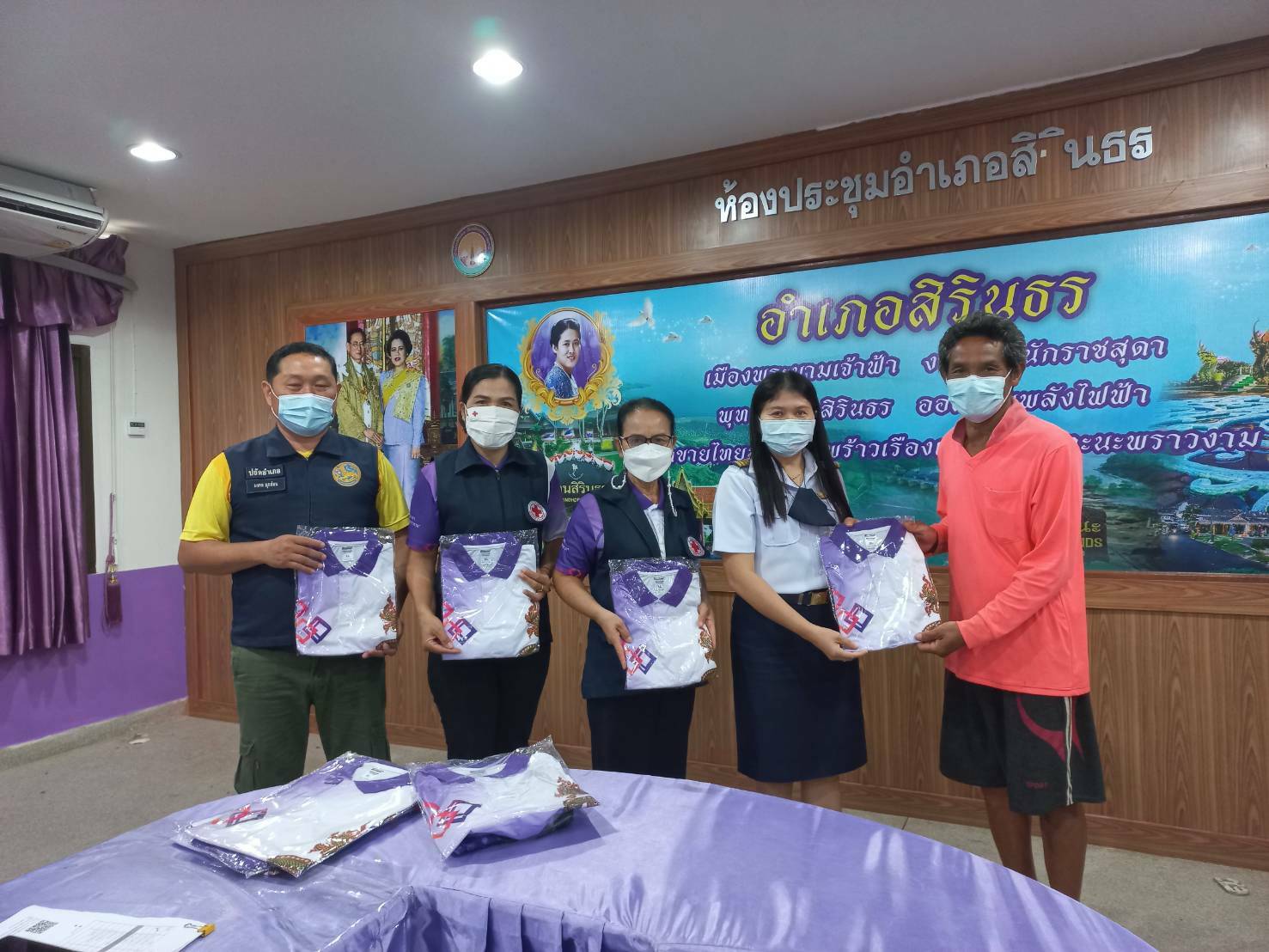 ประมงอำเภอสิรินธร ร่วมกับกลุ่มผู้เลี้ยงปลากระชังในอ่างเก็บน้ำเขื่อนสิรินธร มอบเงินสนับสนุนเสื้อ..คลิก