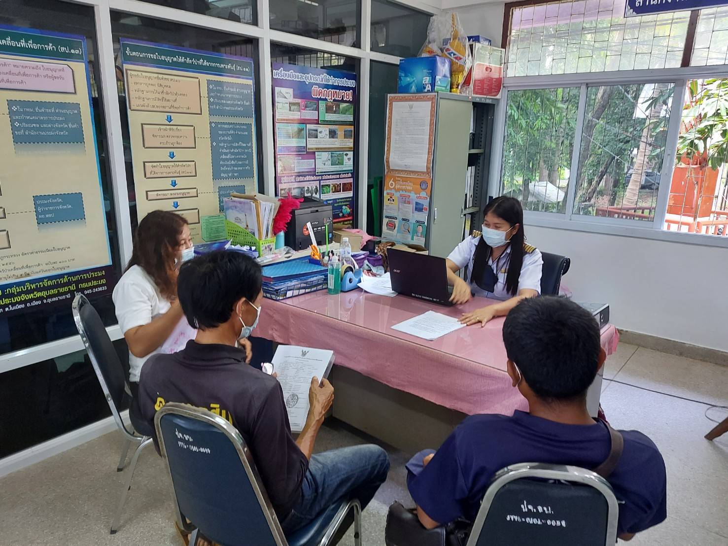 ประมงอำเภอสิรินธร ให้บริการเกษตรกรรับคำขอรับโอนใบอนุญาตให้ทำการเพาะเลี้ยงสัตว์น้ำในที่จับสัตว์น้ำซึ่งเป็นสาธารณสมบัติของแผ่นดิน  ณ ที่ว่าการอำเภอสิรินธร อำเภอสิรินธร จังหวัดอุบลราชธานี..คลิก