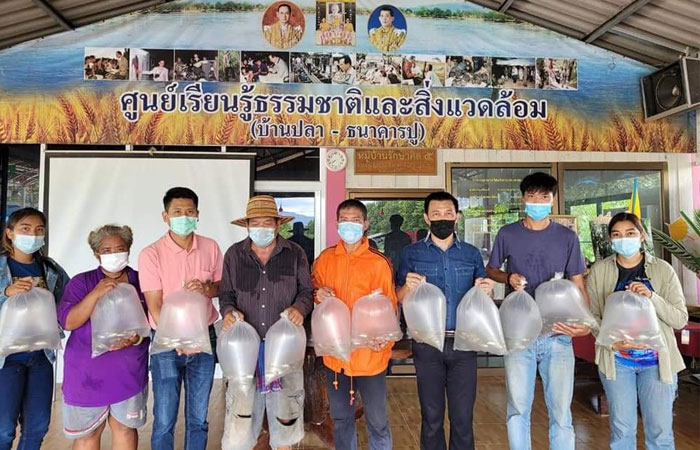 ศูนย์ศึกษาการพัฒนาอ่าวคุ้งกระเบนฯ สนับสนุนพันธุ์ปลานวลจันทร์ทะเลให้แก่ ศูนย์เรียนรู้ธรรมชาติและสิ่งแวดล้อมฯ..คลิก