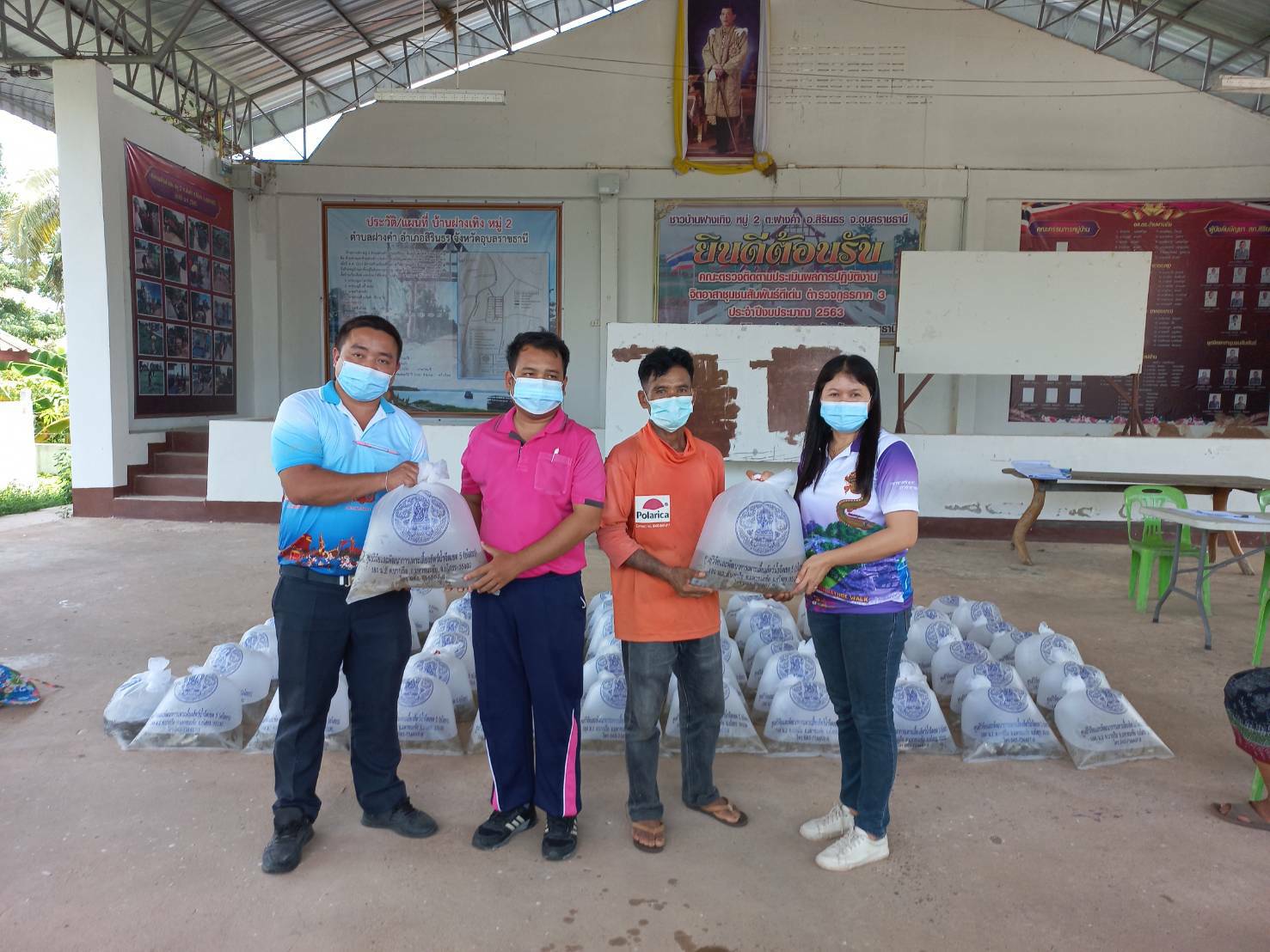 ประมงอำเภอสิรินธรและคณะจากศูนย์วิจัยและพัฒนาการเพาะเลี้ยงสัตว์น้ำจืดเขต 5 ยโสธร มอบพันธุ์ปลาตะเพียนและปลานิล แก่เกษตรกรที่เข้าร่วมโครงการพัฒนาเกษตรกรรมยั่งยืน กิจกรรมพัฒนาเกษตรอินทรีย์ ปีงบประมาณ 2564..คลิก