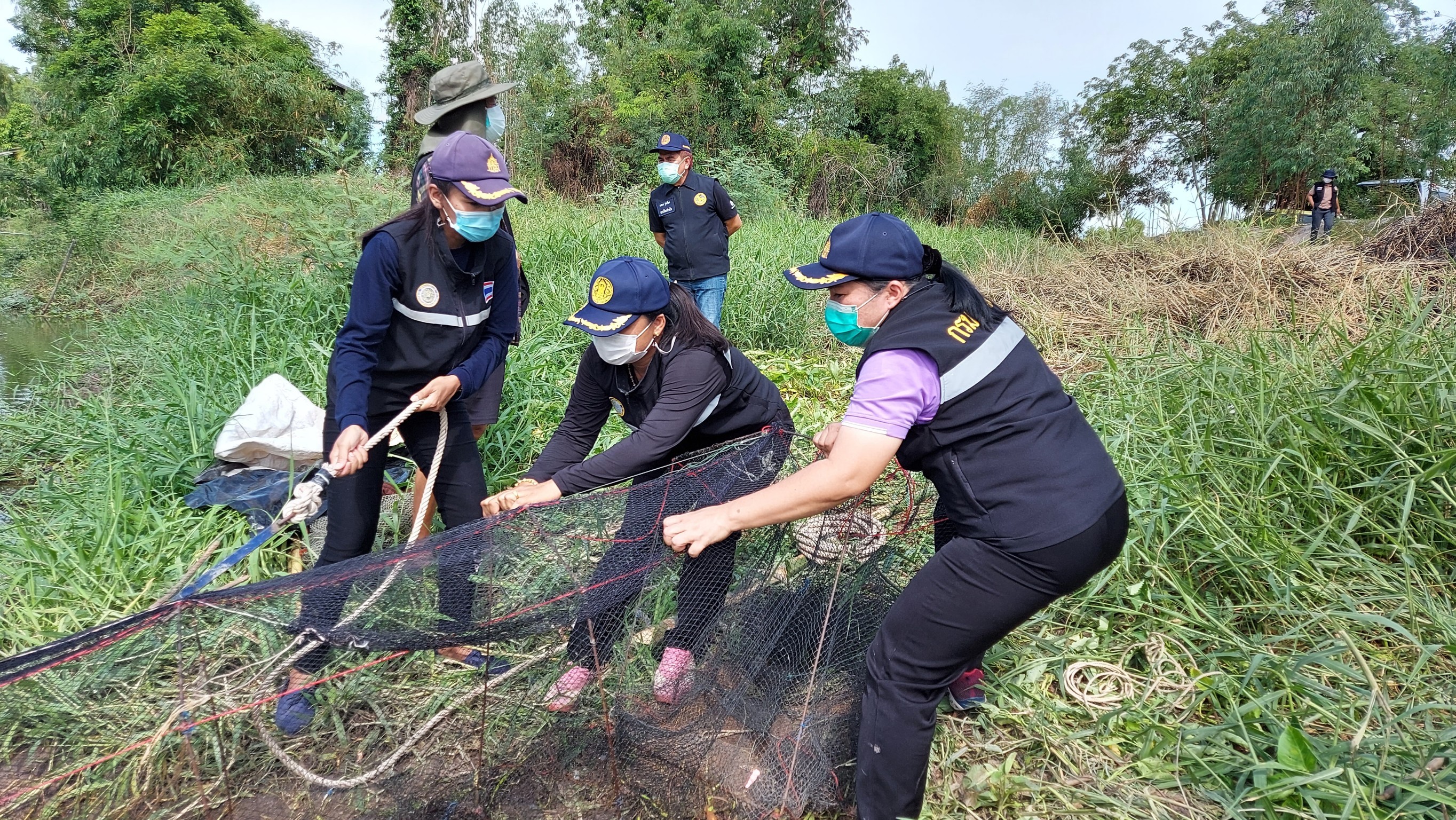ประมงจังหวัดสุพรรณบุรี ร่วมกับทีมงานปกครองจังหวัดสุพรรณบุรี ดำเนินการควบคุมเครื่องมือ “ลอบพับได้หรือไอ้โง่” ให้เป็นตามมาตรการของกรมประมง..คลิก
