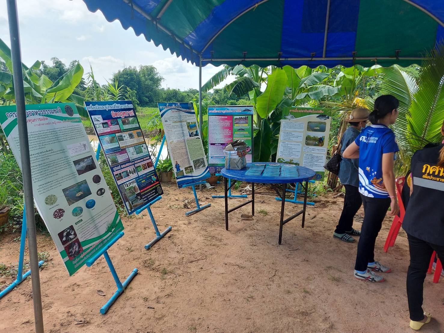 ประมงอำเภอเขมราฐ ร่วมจัดนิทรรศการให้ความรู้ในงานวันถ่ายทอดเทคโนโลยีเพื่อเริ่มต้นฤดูการผลิตใหม่ (Feild Day ) ตามโครงการศูนย์เรียนรู้เพื่อเพิ่มผลผลิตสินค้าเกษตร ณ ศูนย์เรียนรู้การเพิ่มประสิทธิภาพการผลิตสินค้าเกษตรศูนย์เครือข่าย (ด้านปศุสัตว์)..คลิก