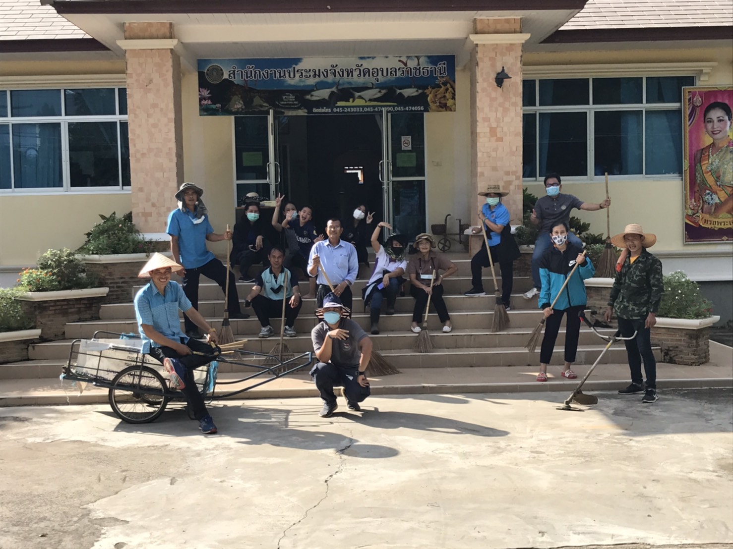 ประมงจังหวัดอุบลราชธานี พร้อมด้วยเจ้าหน้าที่สำนักงานประมงอุบลราชธานี ร่วมแรงร่วมใจ ทำความสะอาด 5 ส...คลิก