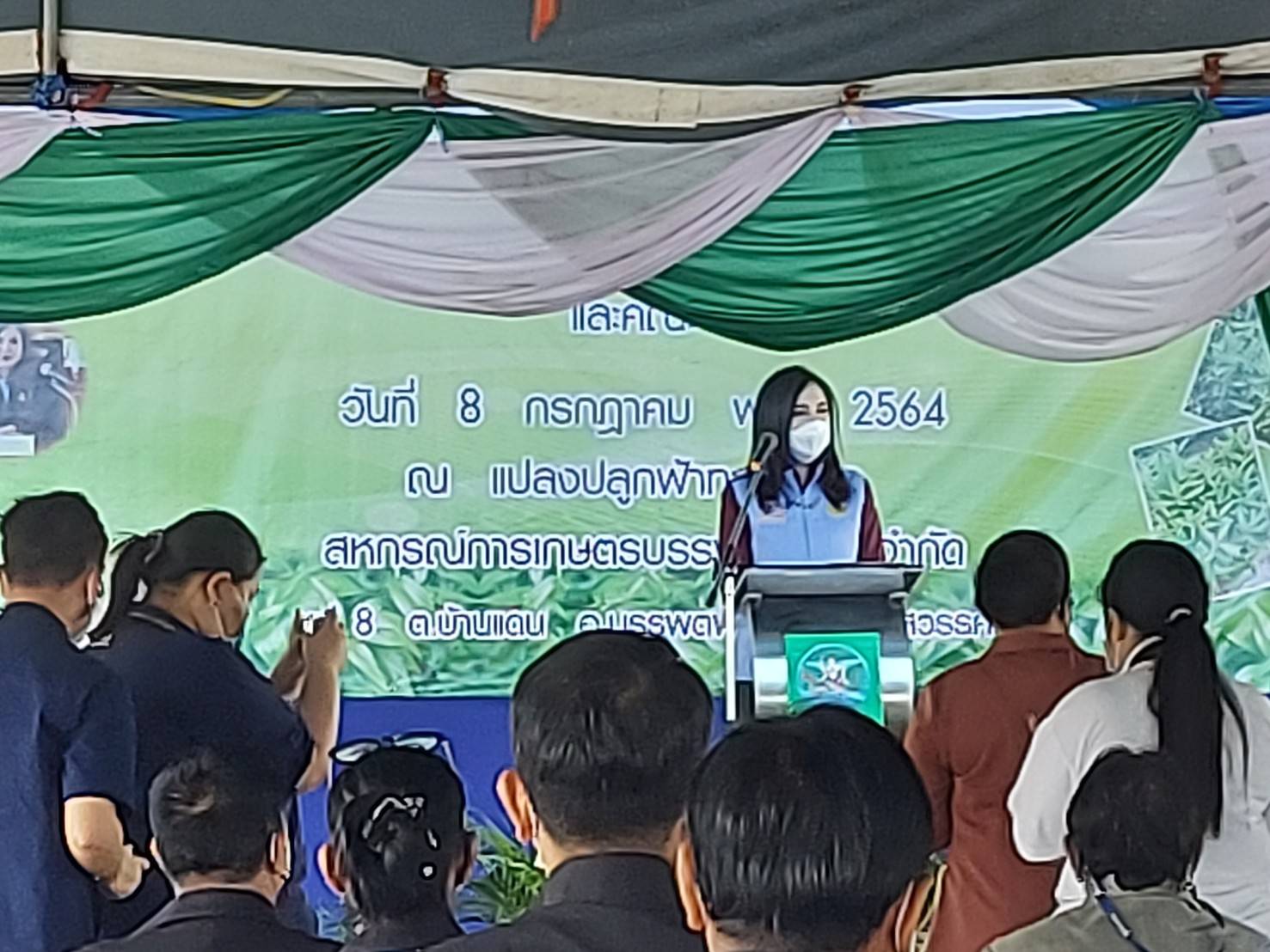 ร่วมต้อนรับนางสาวมนัญญา ไทยเศรษฐ์ รัฐมนตรีช่วยว่าการกระทรวงเกษตรและสหกรณ์  และคณะ  เดินทางมาติดตามโครงการส่งเสริมอาชีพ ณ ตลาดกลางสหกรณ์การเกษตรบรรพตพิสัย..คลิก