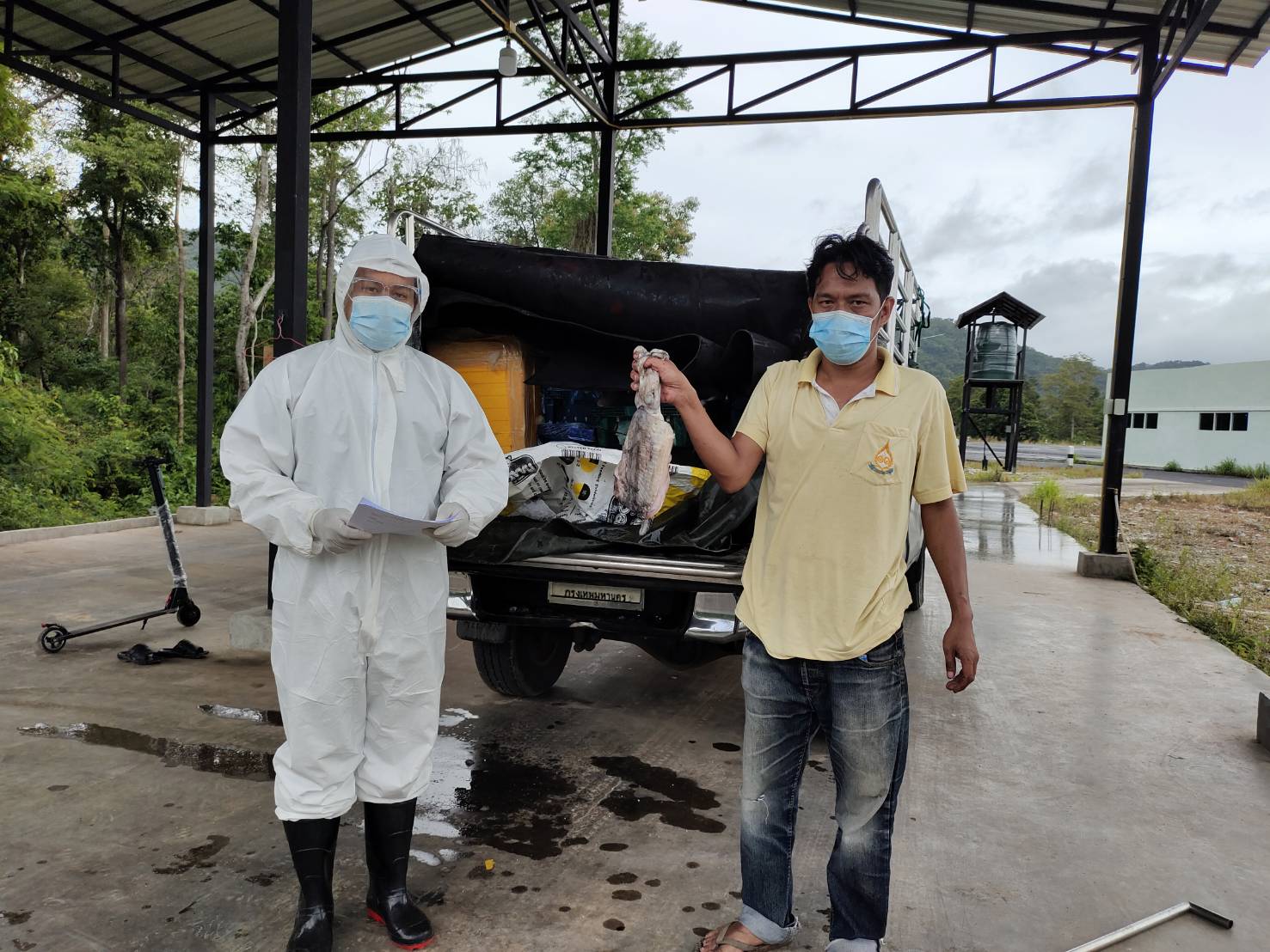 วันที่ 11 กรกฎาคม 2564 นายชนินทร์ น้อยสอาด หัวหน้าด่านตรวจประมงกาญจนบุรี มอบหมายให้ เจ้าหน้าที่ด่านตรวจประมงกาญจนบุรี ตรวจสอบสินค้าสัตว์น้ำและเอกสารการนำเข้า หอยแครงมีชีวิต ปูม้าแช่เย็น ปมึกกระดองแช่แข็ง และสัตว์น้ำอื่นๆ จากประเทศเมียนมา ผ่านทางช่องทางจุดผ่านแดนถาวรบ้านพุน้ำร้อน