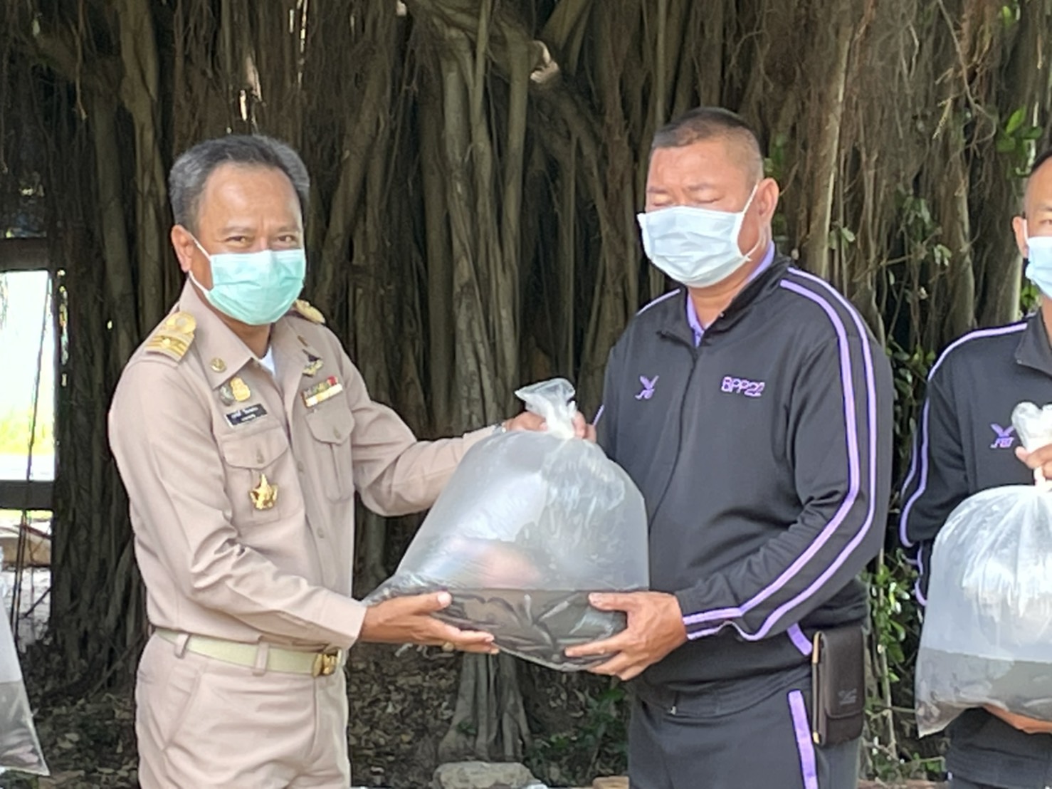 การมอบปัจจัยการผลิต โครงการเกษตรเพื่ออาหารกลางวันด้านประมง ในสมเด็จพระกนิษฐาธิราชเจ้า กรมสมเด็จพระเทพรัตนราชสุดาฯ สยามบรมราชกุมารี โรงเรียนตำรวจตระเวนชายแดนในพื้นที่จังหวัดอุบลราชธานี..คลิก