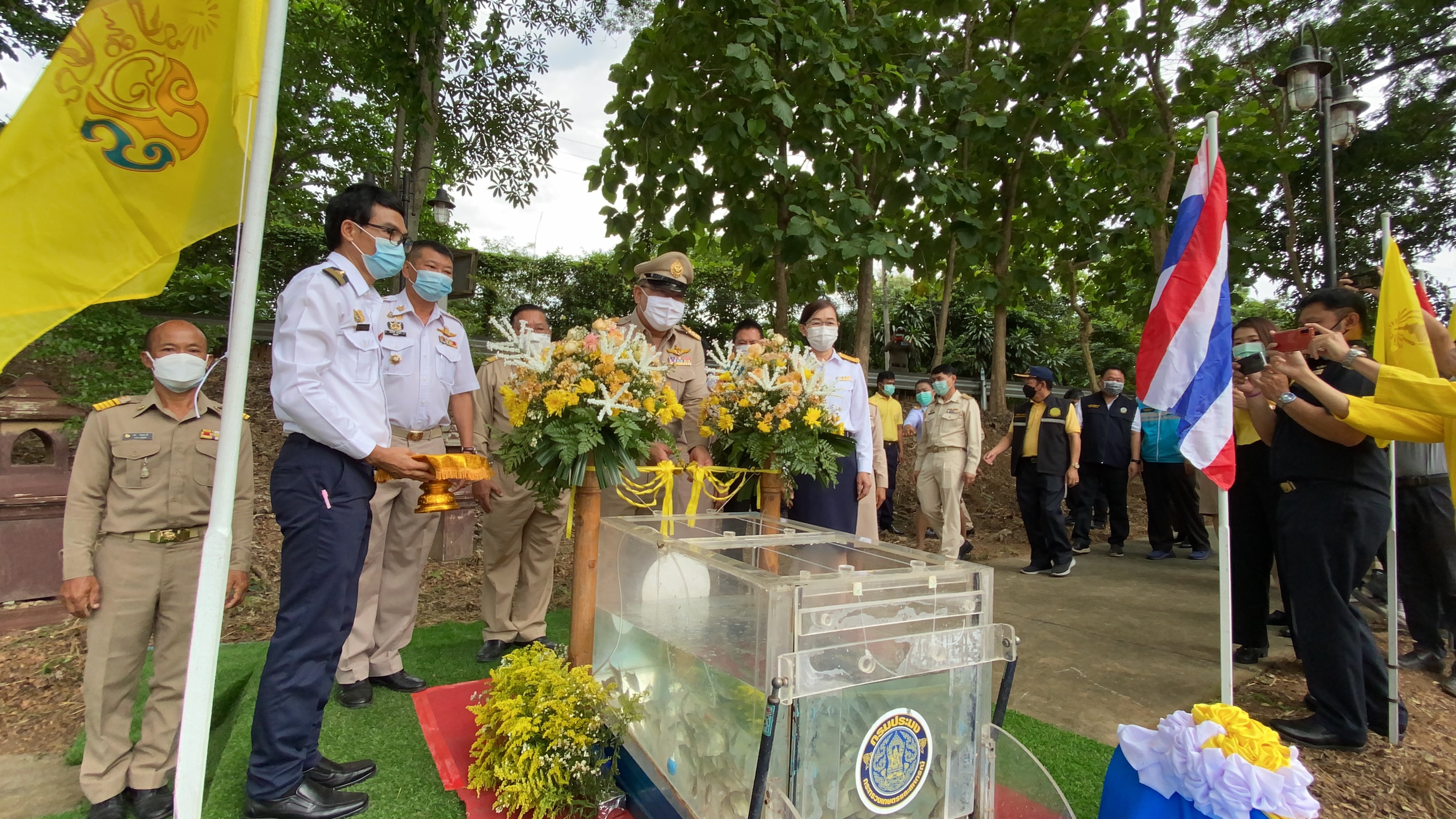พิธีปล่อยพันธุ์สัตว์น้ำเฉลิมพระเกียรติเนื่องในโอกาสมหามงคลเฉลิมพระชนมพรรษาพระบาทสมเด็จพระปรเมนทรรามาธิบดีศรีสินทรมหาวชิราลงกรณฯพระวชิรเกล้าเจ้าอยู่หัว..คลิก
