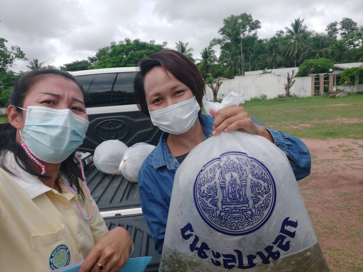 ประมงอำเภอสว่างวีระวงศ์ ร่วมกับเจ้าหน้าที่กลุ่มพัฒนาและส่งเสริมอาชีพการประมง ดำเนินการมอบปัจจัยการผลิตแก่เกษตรกรที่เข้าร่วมโครงการเกษตรกรรมยั่งยืน กิจกรรมพัฒนาเกษตรทฤษฎีใหม่ ปี 2564 จำนวน 20 ราย ณ ที่ว่าการอำเภอนาเยีย จังหวัดอุบลราชธานี ..คลิก