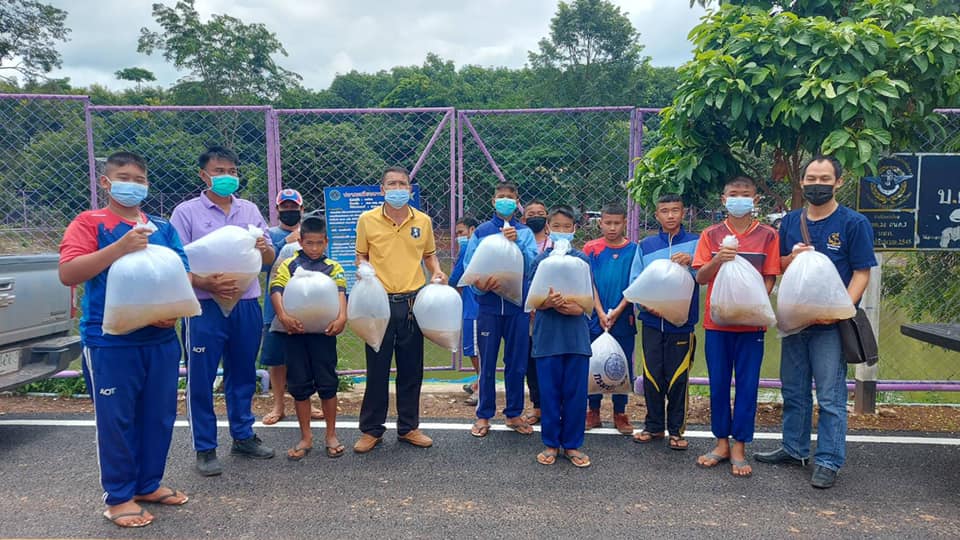 มอบพันธุ์ปลา ให้กับโรงเรียนตำรวจตระเวนชายแดนการท่าอากาศยานแห่งประเทศไทยฯ ตำบลกกตูม อำเภอดงหลวง จังหวัดมุกดาหาร..คลิก