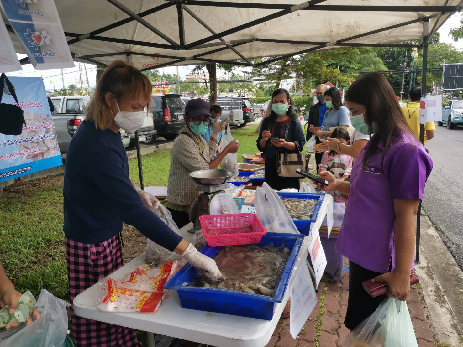 ฟาร์มกุ้งนครนายกเฮ! มีจุดระบายสินค้า คนซื้อได้บริโภคของถูก..คลิก