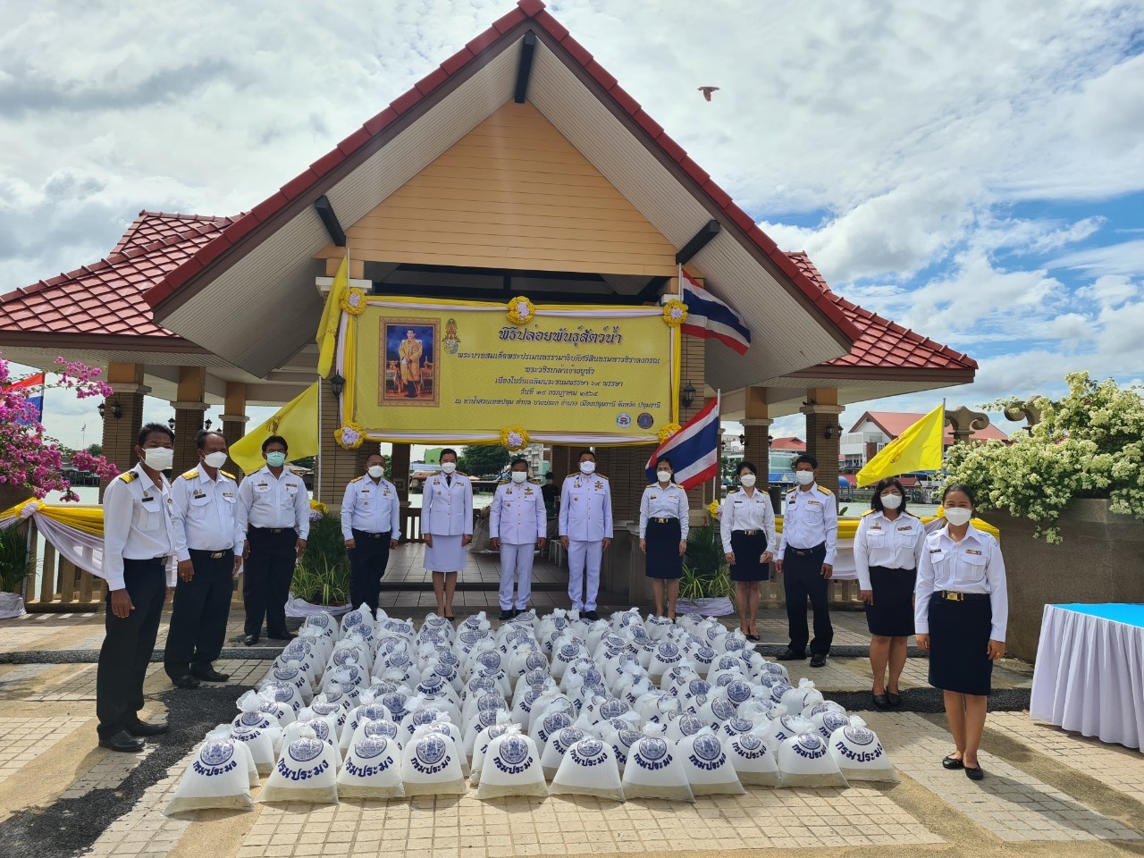 วันที่ 27 กรกฎาคม 2564 สำนักงานประมงจังหวัดปทุมธานี โดยนายนรินทร์ มีวงศ์ ประมงจังหวัดปทุมธานี ร่วมกิจกรรมเฉลิมพระเกียรติ พระบาทสมเด็จพระปรเมนทรรามาธิบดีศรีสินทรมหาวชิราลงกรณ พระวชิรเกล้าเจ้าอยู่หัว 28 กรกฎาคม 2564       ณ ห้องโถงศาลากลางจังหวัดปทุมธานี  โดยมี นายชัยวัฒน์  ชื่นโกสุม ผู้ว่าราชการจังหวัดปทุมธานี เป็นประธาน และจัดพิธีปล่อยพันธุ์สัตว์น้ำ เพื่อเป็นการเฉลิมพระเกียรติ ถวายความจงรักภักดีและถวายเป็นพระราชกุศล แด่พระบาทสมเด็จพระปรเมนทรรามาธิบดีศรีสินทรมหาวชิราลงกรณ พระวชิรเกล้าเจ้าอยู่หัว อีกทั้งเพื่อเพิ่มผลผลิตสัตว์น้ำและอนุรักษ์ทรัพยากรสัตว์น้ำให้คงอยู่อย่างถาวรสืบไป พร้อมด้วยเจ้าหน้าที่หน่วยงานในสังกัดกรมประมงโดยได้รับการสนับสนุนพันธุ์สัตว์น้ำจากศูนย์วิจัยและพัฒนาการเพาะเลี้ยงสัตว์น้ำจืดปทุมธานี จำนวน 500,000 ตัว โดยมี  นายจรูญศักดิ์  สิงหเดช รองผู้ว่าราชการจังหวัดปทุมธานี เป็นประธานในการปล่อยพันธุ์สัตว์น้ำ ในครั้งนี้ดำเนินการภายใต้ ข้อกำหนดมาตรการเฝ้าระวัง ป้องกันและควบคุมการแพร่ระบาดของโรคติดเชื้อไวรัสโคโรนา 2019 (Covid-19) ณ ท่าน้ำเทพปทุม อำเภอเมืองปทุมธานี จังหวัดปทุมธานี..คลิก