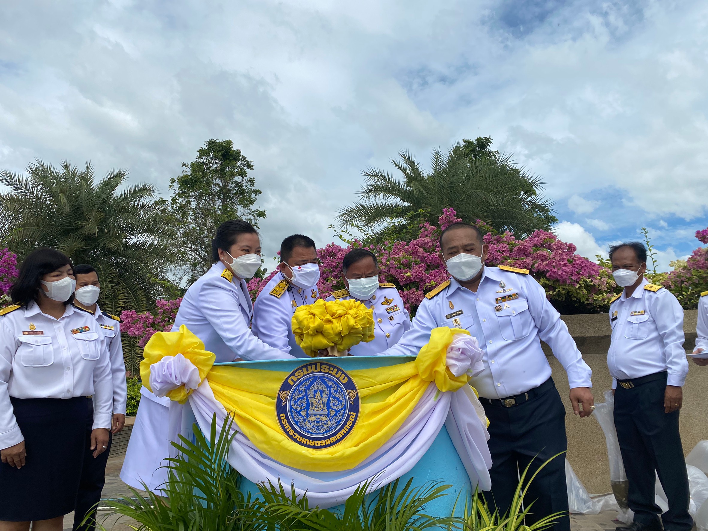 วันที่ 27 กรกฎาคม 2564 สำนักงานประมงจังหวัดปทุมธานี โดยนายนรินทร์ มีวงศ์ ประมงจังหวัดปทุมธานี ร่วมกิจกรรมเฉลิมพระเกียรติ พระบาทสมเด็จพระปรเมนทรรามาธิบดีศรีสินทรมหาวชิราลงกรณ พระวชิรเกล้าเจ้าอยู่หัว 28 กรกฎาคม 2564       ณ ห้องโถงศาลากลางจังหวัดปทุมธานี  โดยมี นายชัยวัฒน์  ชื่นโกสุม ผู้ว่าราชการจังหวัดปทุมธานี เป็นประธาน และจัดพิธีปล่อยพันธุ์สัตว์น้ำ เพื่อเป็นการเฉลิมพระเกียรติ ถวายความจงรักภักดีและถวายเป็นพระราชกุศล แด่พระบาทสมเด็จพระปรเมนทรรามาธิบดีศรีสินทรมหาวชิราลงกรณ พระวชิรเกล้าเจ้าอยู่หัว อีกทั้งเพื่อเพิ่มผลผลิตสัตว์น้ำและอนุรักษ์ทรัพยากรสัตว์น้ำให้คงอยู่อย่างถาวรสืบไป พร้อมด้วยเจ้าหน้าที่หน่วยงานในสังกัดกรมประมงโดยได้รับการสนับสนุนพันธุ์สัตว์น้ำจากศูนย์วิจัยและพัฒนาการเพาะเลี้ยงสัตว์น้ำจืดปทุมธานี จำนวน 500,000 ตัว โดยมี  นายจรูญศักดิ์  สิงหเดช รองผู้ว่าราชการจังหวัดปทุมธานี เป็นประธานในการปล่อยพันธุ์สัตว์น้ำ ในครั้งนี้ดำเนินการภายใต้ ข้อกำหนดมาตรการเฝ้าระวัง ป้องกันและควบคุมการแพร่ระบาดของโรคติดเชื้อไวรัสโคโรนา 2019 (Covid-19) ณ ท่าน้ำเทพปทุม อำเภอเมืองปทุมธานี จังหวัดปทุมธานี