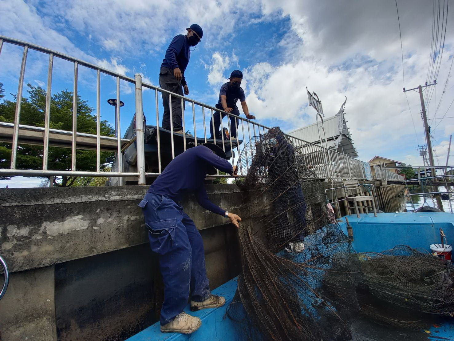 (อ.บางกรวย) ตรวจสอบการทำประมงผิดกฎหมาย บริเวณคลองบางกรวย..คลิก