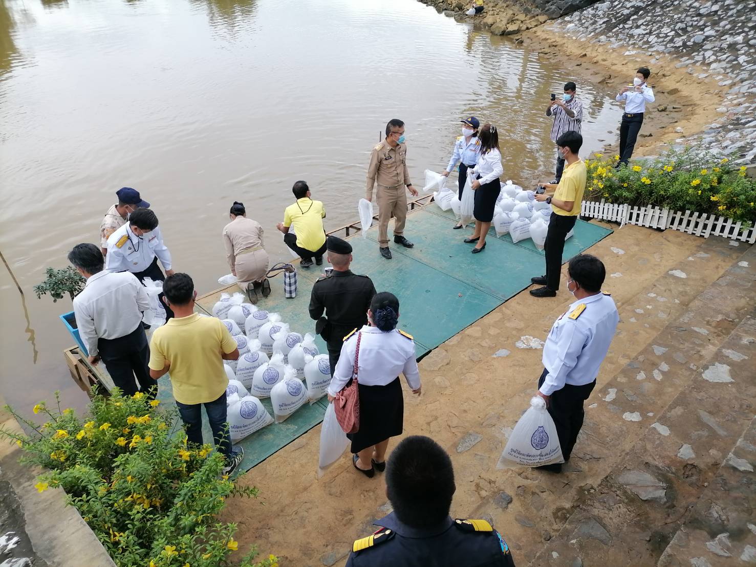 ปล่อยพันธุ์สัตว์น้ำเพื่อเฉลิมพระเกียรติและถวายเป็นพระราชกุศล..คลิก