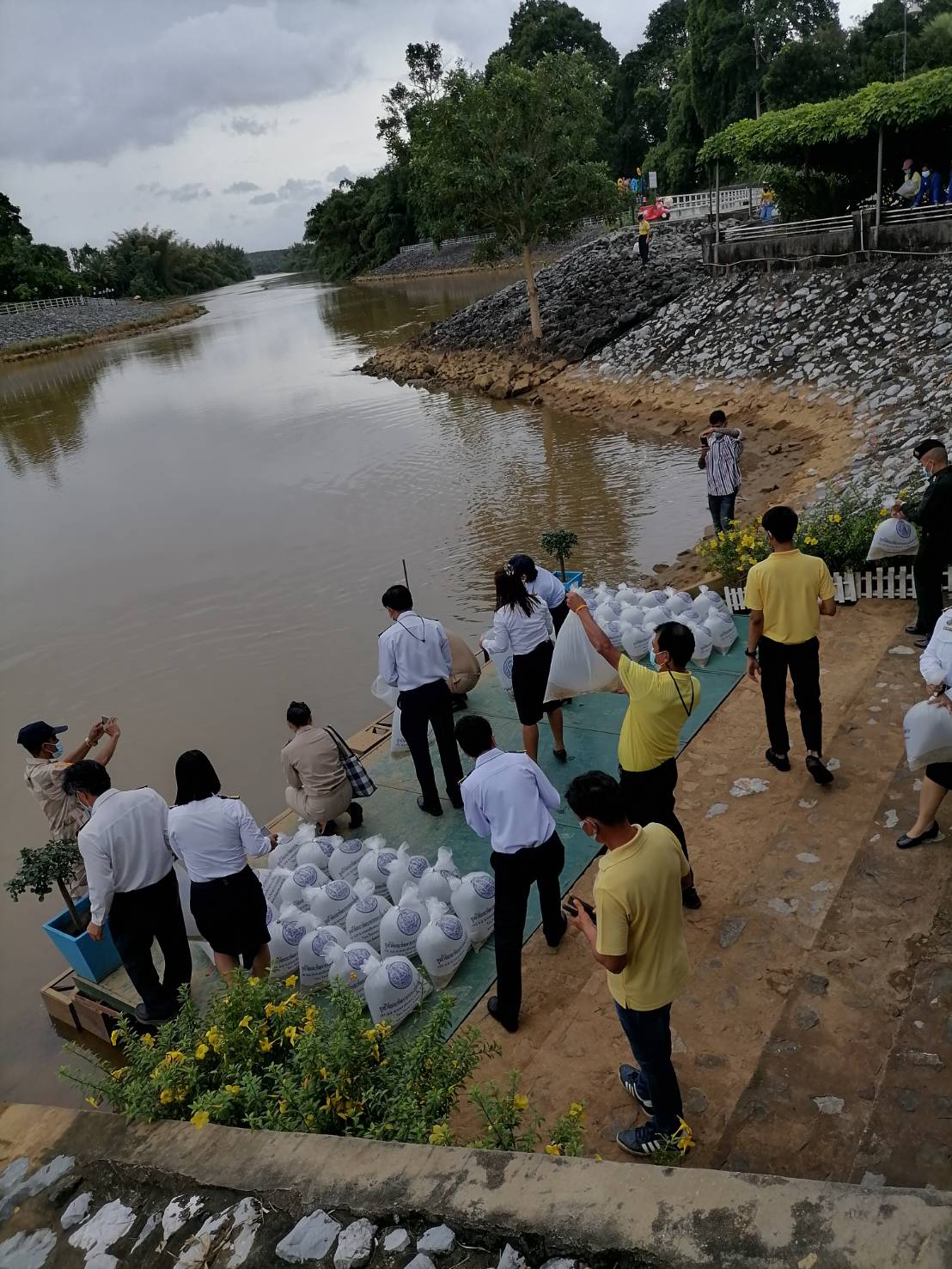 ปล่อยพันธุ์สัตว์น้ำเพื่อเฉลิมพระเกียรติและถวายเป็นพระราชกุศล