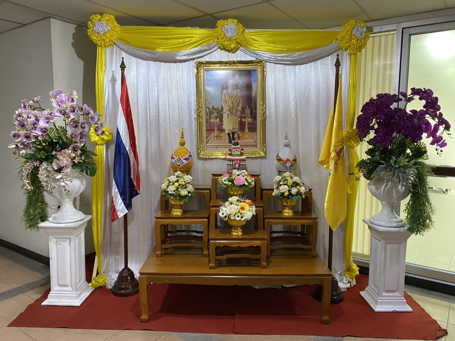 ฝ่ายบริหารงานทั่วไปได้จัดโต๊ะหมู่บูชาประดิษฐานพระบรมฉายาลักษณ์..คลิก
