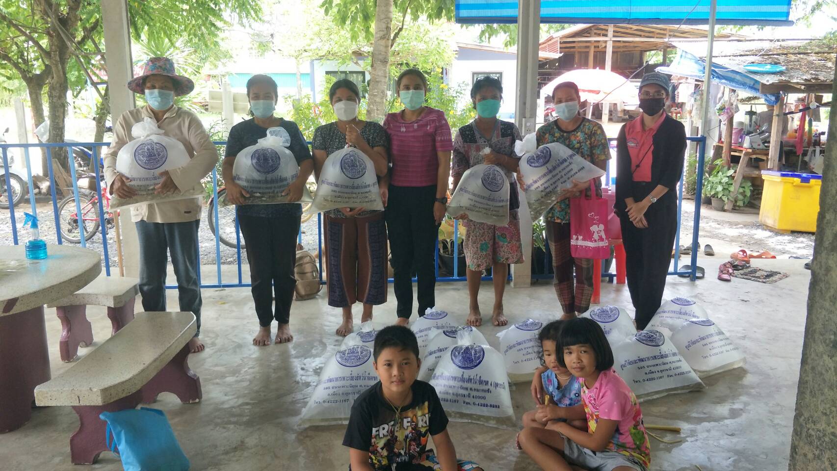 วันที่ 3 สิงหาคม 2564 นางสาวมลฤดี ลิ้มสุวรรณ ประมงอำเภอศรีบุญเรือง ส่งมอบปัจจัยการผลิต (พันธ์ปลาตะเพียน ) แก่เกษตรกรโครงการพัฒนาและส่งเสริมอาชีพด้านประมง..คลิก