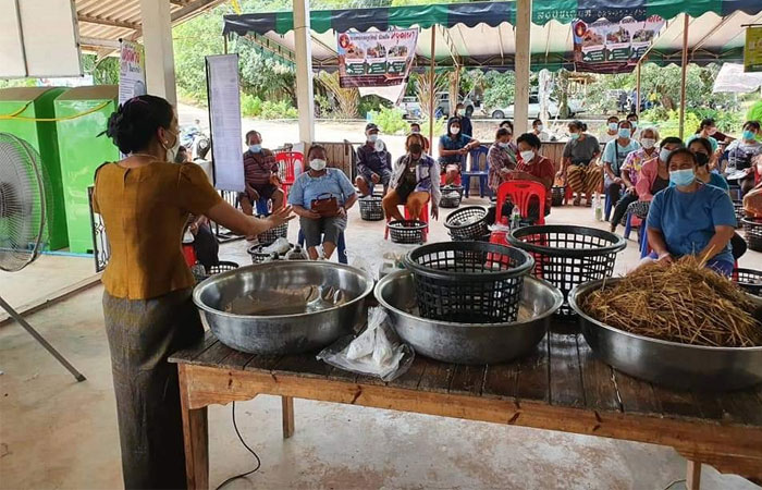 งานส่งเสริมการเกษตร ศูนย์ศึกษาการพัฒนาอ่าวคุ้งกระเบนฯ  ได้ถ่ายทอดองค์ความรู้ให้แก่เกษตรกรหลักสูตรการเพาะเห็ดฟางในตะกร้า