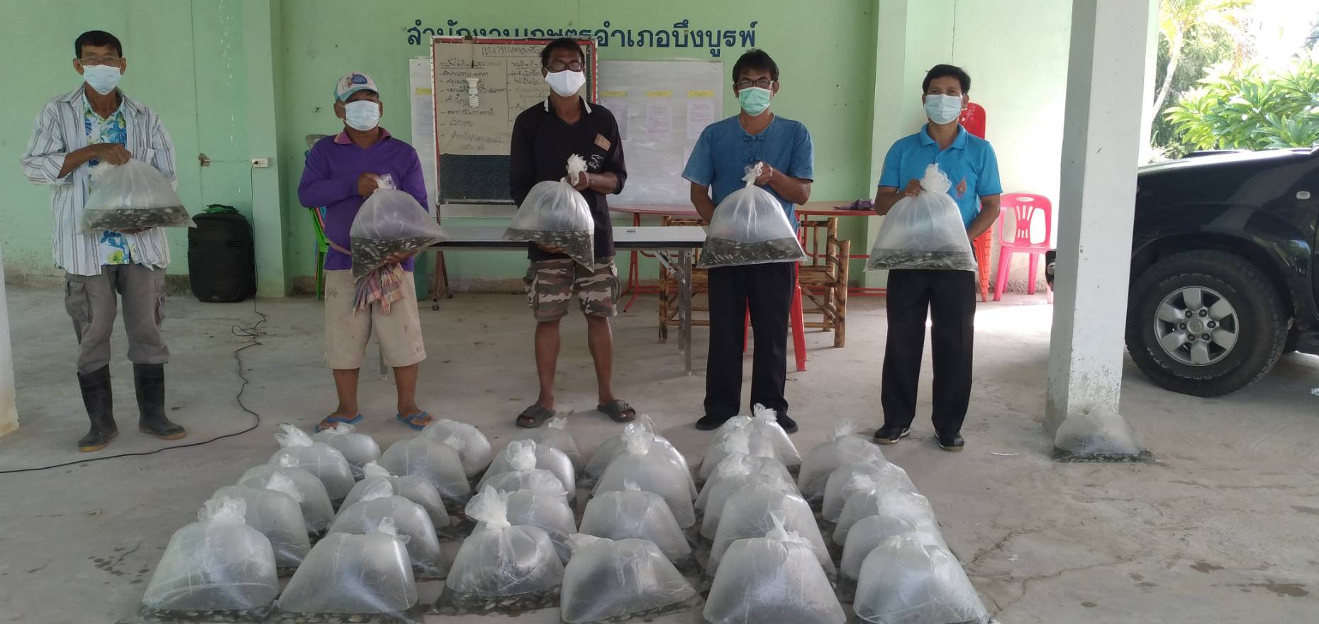 มอบปัจจัยการผลิตให้เกษตรกร อำเภอบึงบูรพ์..คลิก