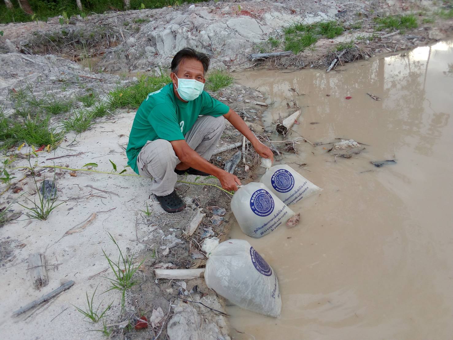 สำนักงานประมงอำเภอสุไหงปาดี มอบพันธ์ปลาให้กับครัวเรือนต้นแบบตามโครงการพัฒนาศูนย์เรียนรู้ทฤษฎีใหม่ รูปแบบ