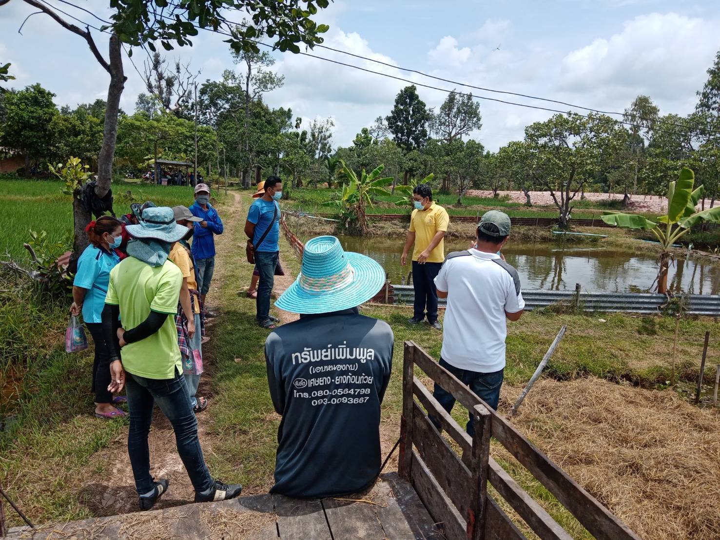 ประมงอำเภอนาจะหลวย  ดำเนินการชี้แจงและให้ความรู้แก่เกษตรกรที่เข้าร่วมโครงการ 1 ตำบล 1 กลุ่มเกษตรทฤษฎีใหม่ เฟส 1 บ้านหนองกบ ตำบลคอแลน อำเภอบุณฑริก จังหวัดอุบลราชธานี..คลิก