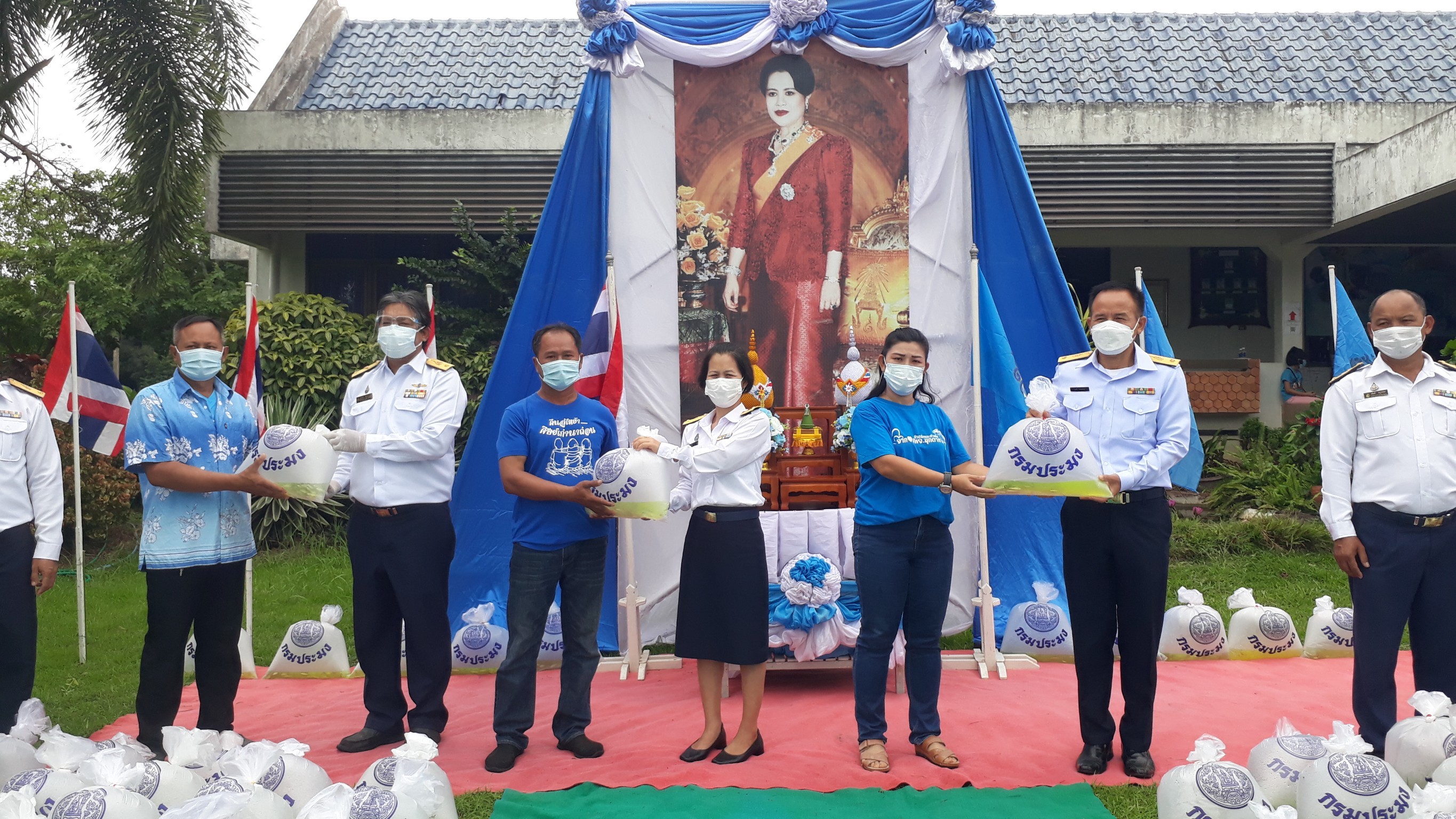 หน่วยงานสังกัดกรมประมงจังหวัดมุกดาหาร จัดพิธีมอบพันธุ์สัตว์น้ำเฉลิมพระเกียรติ เนื่องในวันเฉลิมพระชนมพรรษาฯ