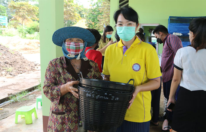 วันที่ 23 สิงหาคม 2564 ศูนย์ศึกษาการพัฒนาอ่าวคุ้งกระเบนฯ จัดโครงการการส่งเสริมการปลูกผักสวนครัวเพื่อช่วยเหลือผู้ได้รับผลกระทบจากการแพร่ระบาด covid-19..คลิก