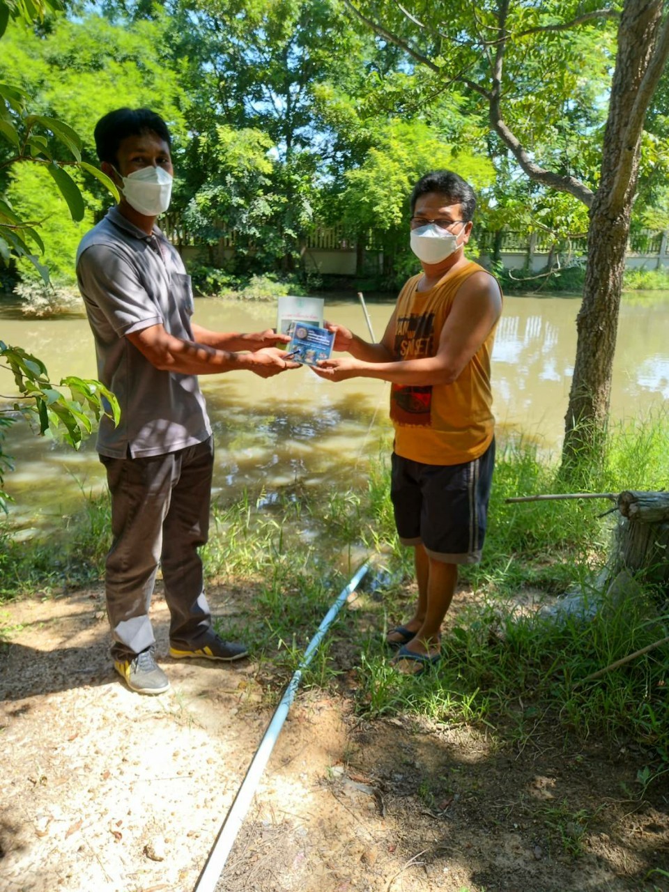 วันที่ 23  สิงหาคม 2564 ผู้อำนวยการศูนย์วิจัยและพัฒนาการเพาะเลี้ยงสัตว์น้ำจืดอุทัยธานี มอบหมายให้เจ้าหน้าที่ดำเนินการส่งเสริมโดยการถ่ายทอดองค์ความรู้ และให้คำแนะนำเป็นรายบุคคล (Coaching) โดยการใช้เอกสารประกอบการให้ความรู้ และมอบสื่อการเพาะเลี้ยงสัตว์น้ำ (CD) โครงการส่งเสริมอาชีพประมง กิจกรรมพัฒนาศักยภาพเกษตรกร หลักสูตร 