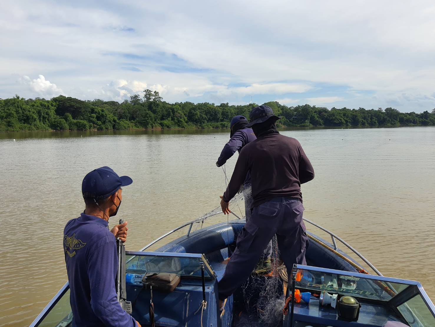 ประมงอำเภอโขงเจียมร่วมกับหน่วยป้องกันฯเขื่อนปากมูลโดย นายศุภกิต์ คำแก้วพร้อมด้วยเจ้าหน้าที่จำนวน 9  นายเรือ 2 ลำ ออกปฏิบัติงานควบคุมช่วงฤดูน้ำแดงในแม่น้ำมูลบริเวณแม่น้ำสองสีขึ้นมาถึงแก่งตะนะ อำเภอโขงเจียม จังหวัดอุบลราชธานี..คลิก