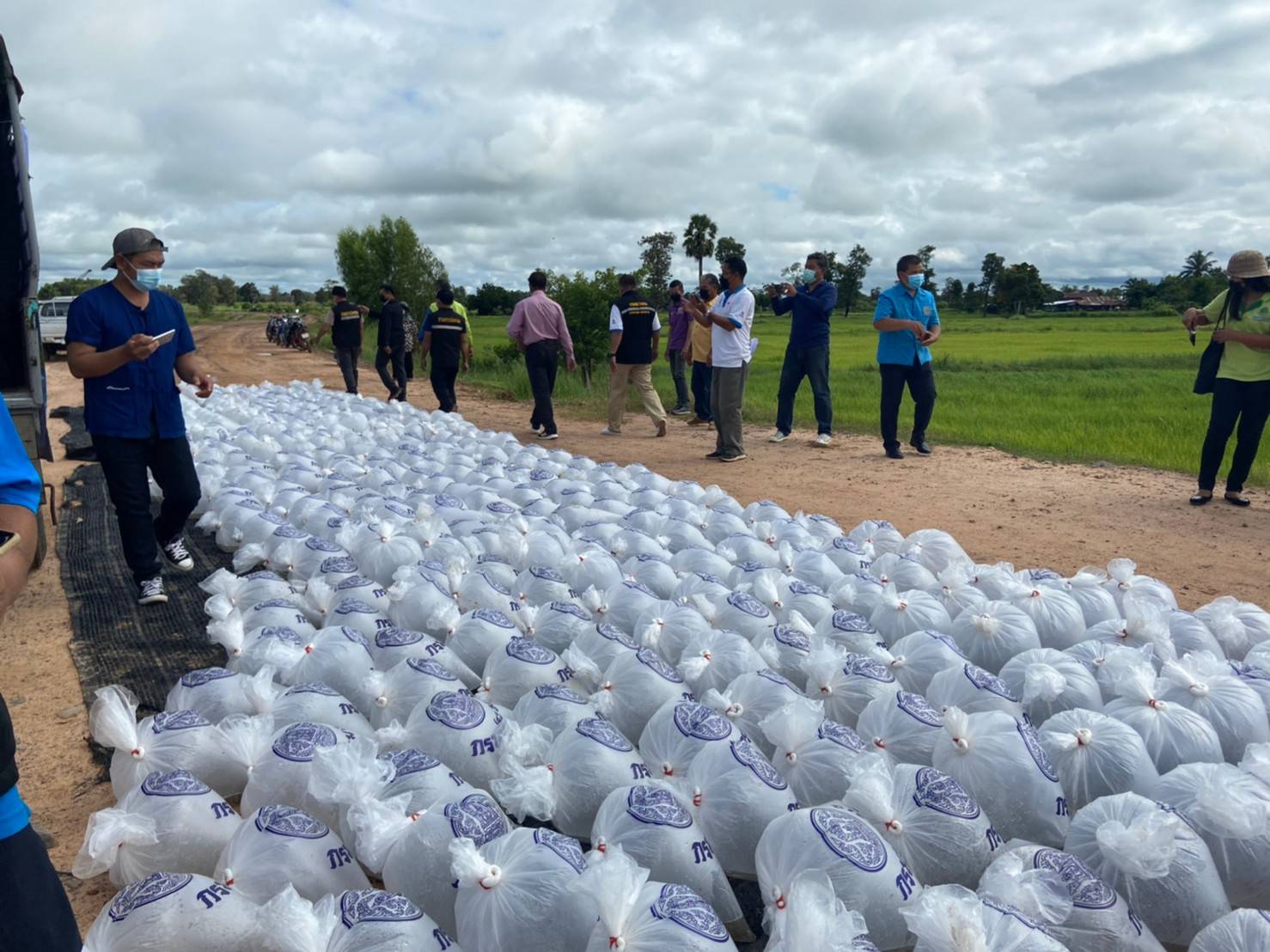 ประมงอำเภอม่วงสามสิบ ร่วมปล่อยพันธุ์สัตว์น้ำ กับศูนย์วิจัยและพัฒนาประมงน้ำจืดอุบลราชธานี โครงการชลประทานอุบลราชธานี สำนักชลประทานที่ 7 และราษฎรบ้านแคน ม.4 ต.ยางสักกระโพหลุ่ม อ.ม่วงสามสิบ จ.อุบลราชธานี จำนวน 520,000 ตัว..คลิก