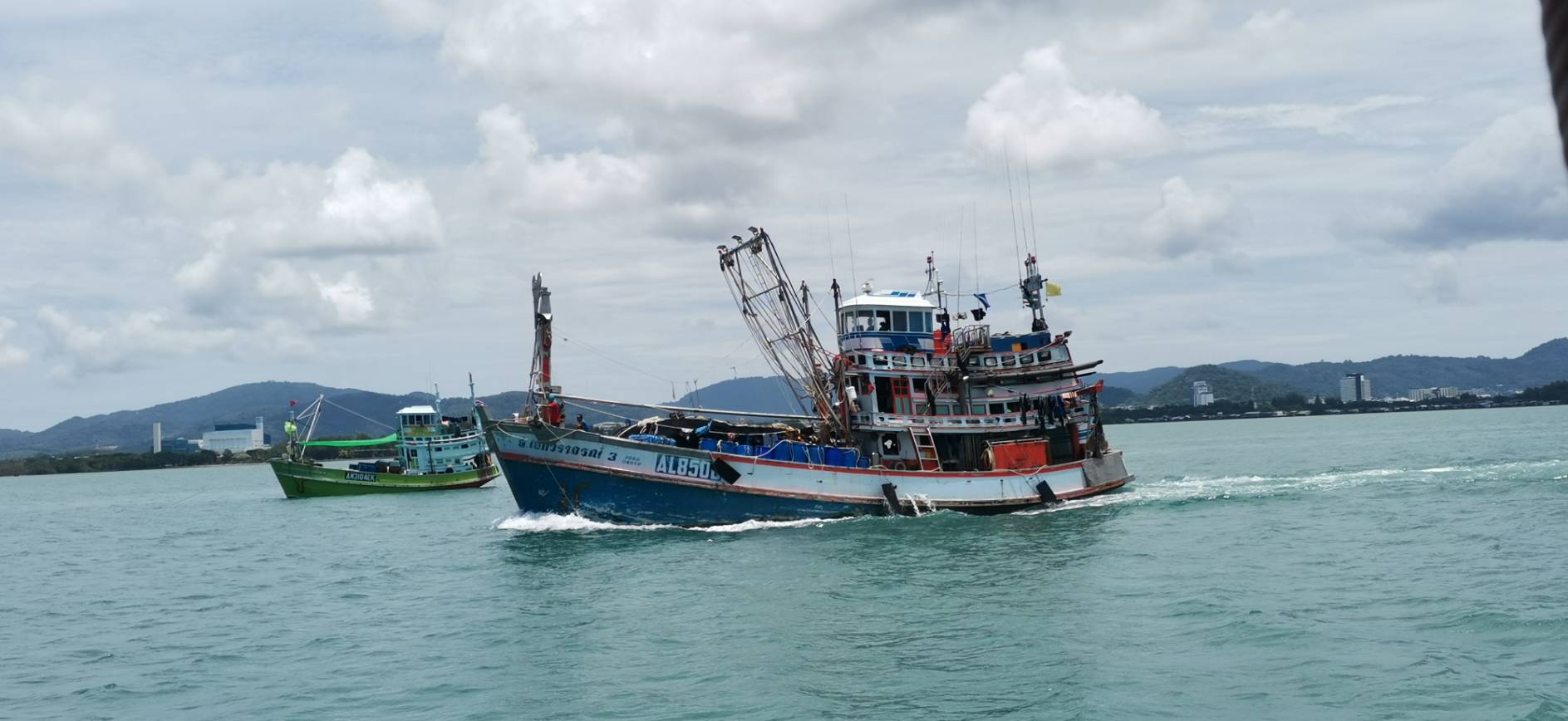 ผู้ว่าราชการจังหวัดภูเก็ตลงตรวจเยี่ยมเรือประมงพักรอ (Vessel Isolation) บริเวณจุดจอดเรือเกาะตะเภาน้อย อำเภอเมืองภูเก็ต..คลิก