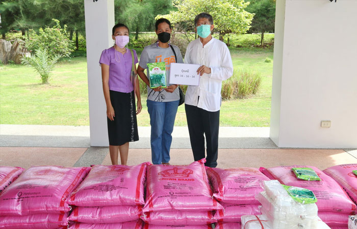 งานส่งเสริมการเกษตร ศูนย์ศึกษาการพัฒนาอ่าวคุ้งกระเบนฯ มอบปัจจัยการผลิตจัดทำแปลงเรียนรู้ส่งเสริมการเกษตรแบบผสมผสานให้แก่เกษตรกร
