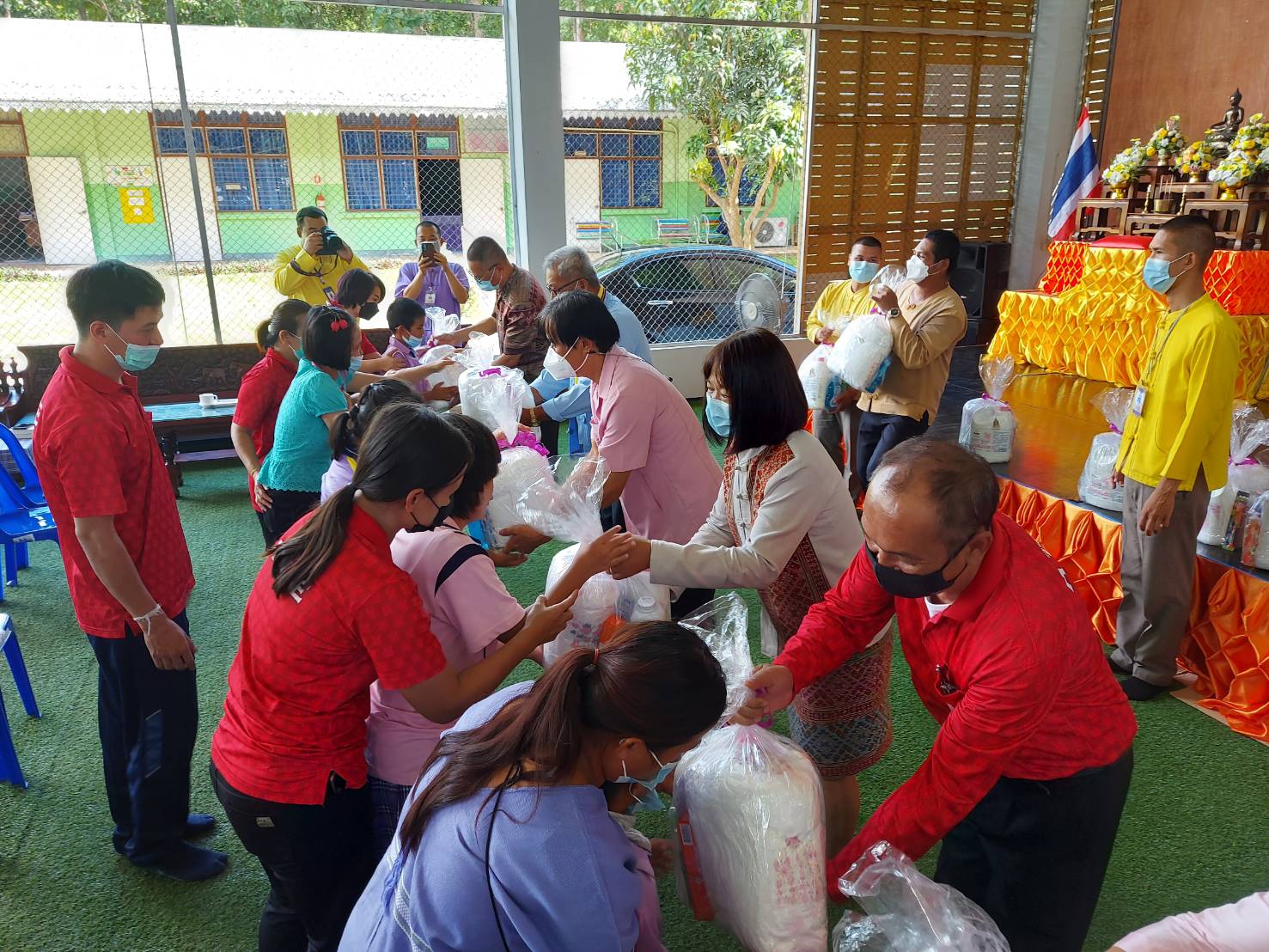 ร่วมกิจกรรมจิตอาสารวมใจเพื่อคนทั้งมวล ภายใต้โครงการปันน้ำใจ คนไทยไม่ทิ้งกัน จังหวัดแม่ฮ่องสอน..คลิก