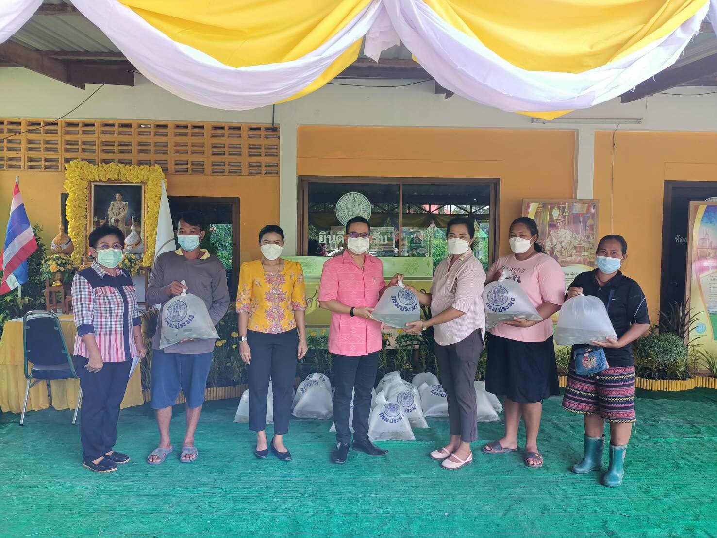 ชาวบ้านซาบซึ้ง!!! โรงเรียนทหารการสัตว์ แจกพันธุ์ปลา หวังสร้างอาชีพให้ประชาชน สานต่อคติประจำใจ ทหารไม่ทอดทิ้งประชาชน..คลิก
