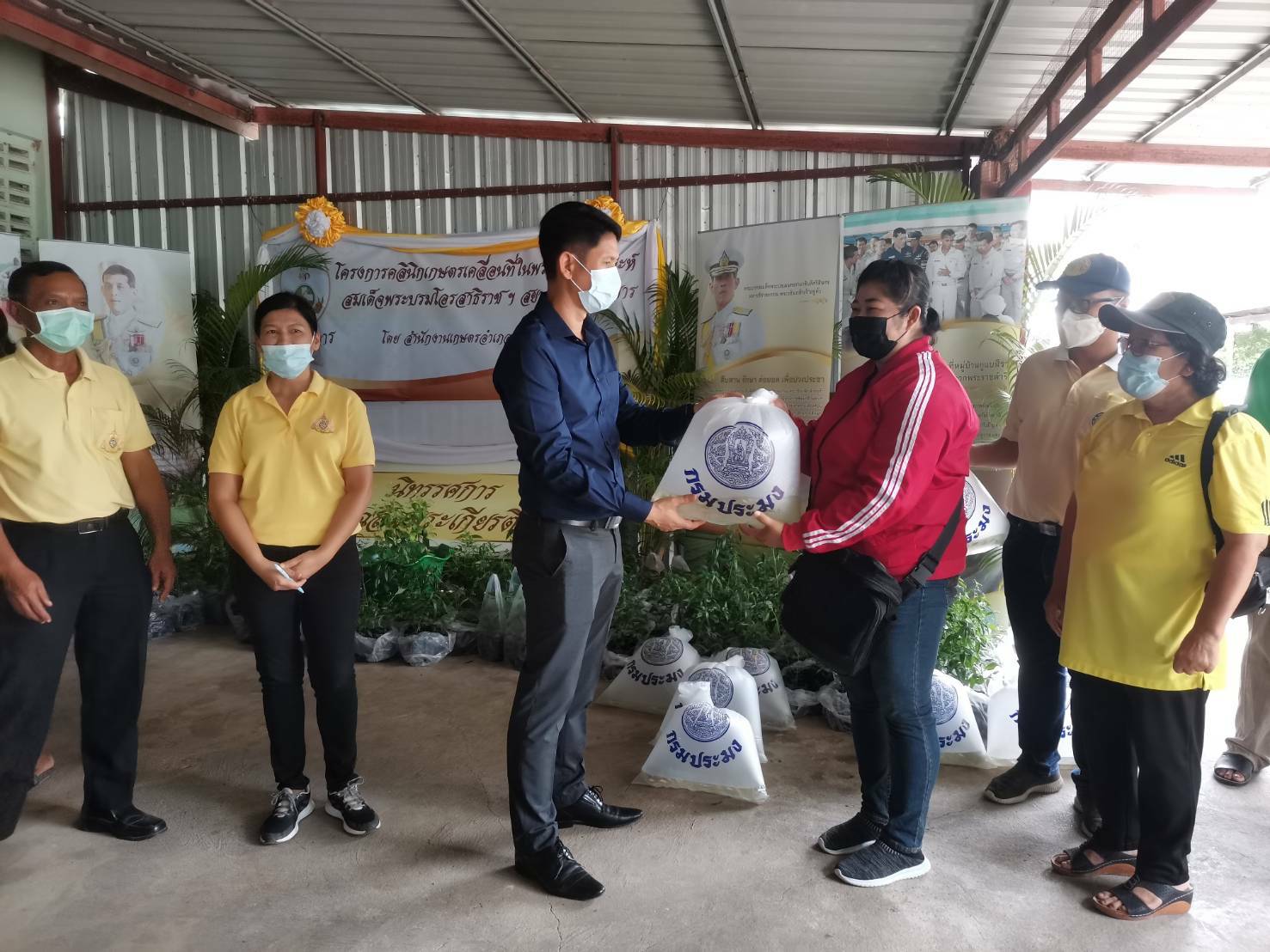 ออกหน่วยให้บริการประชาชน โครงการคลีนิกเกษตรเคลื่อนที่ในพระราชานุเคราะห์ อำเภอชุมแสง จังหวัดนครสวรรค์..คลิก
