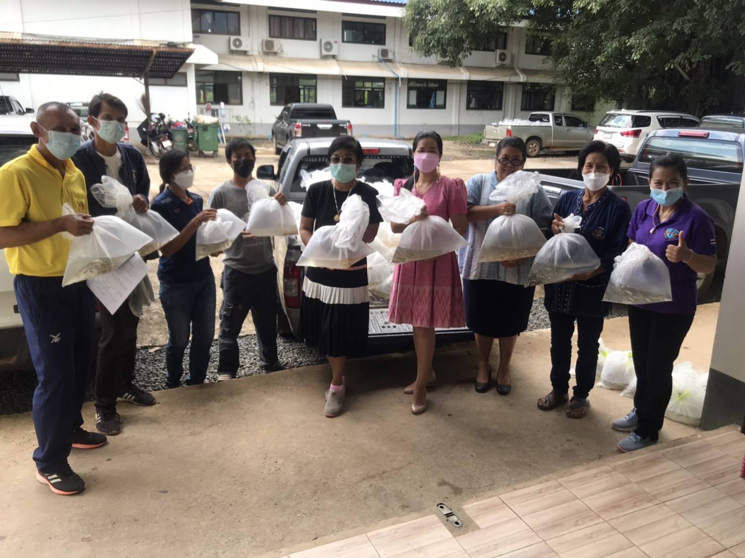 ระมงอำเภอน้ำยืน พร้อมด้วยหัวหน้าส่วนราชการ ร่วมมอบพันธุ์ปลาให้กับเกษตรกร ที่เข้าร่วมโครงการ โคก หนอง นา โมเดล อำเภอน้ำยืน  จำนวน 6 ราย..คลิก