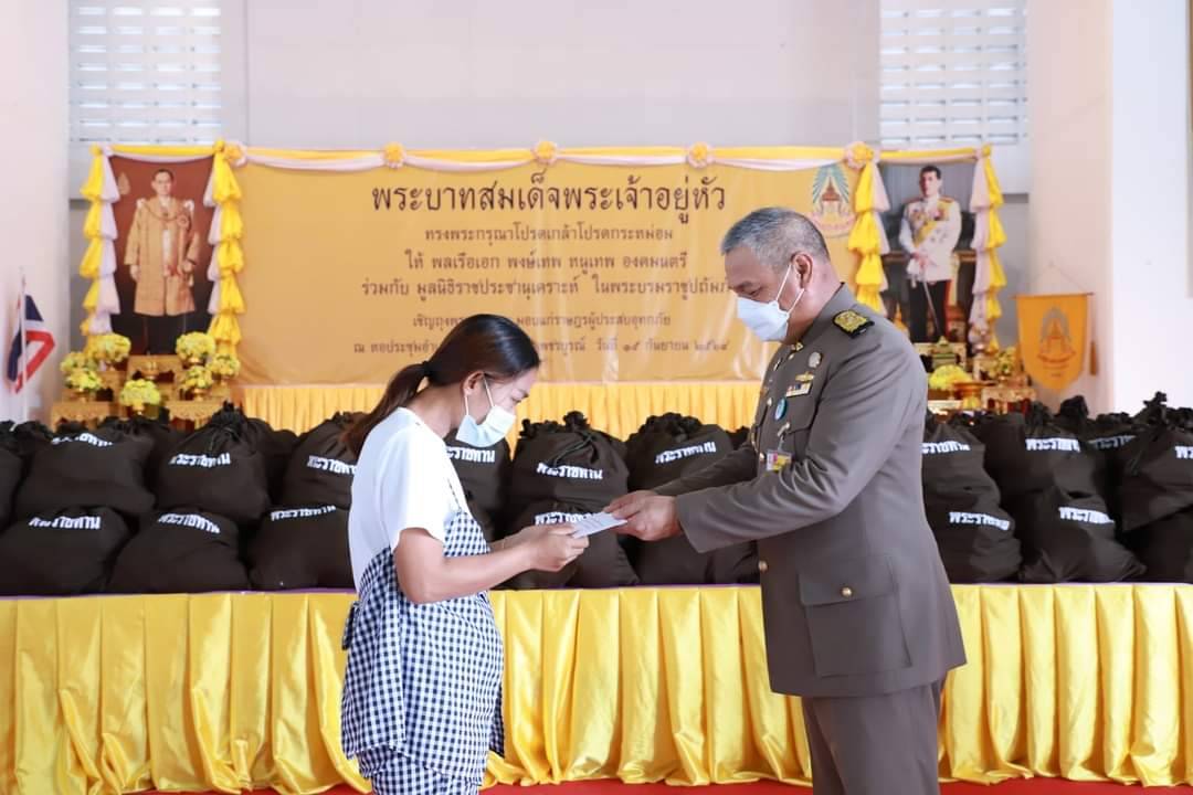 องคมนตรี  เชิญสิ่งของพระราชทาน มอบแก่ราษฎรผู้ประสบภัยน้ำท่วม อำเภอหล่มสัก..คลิก