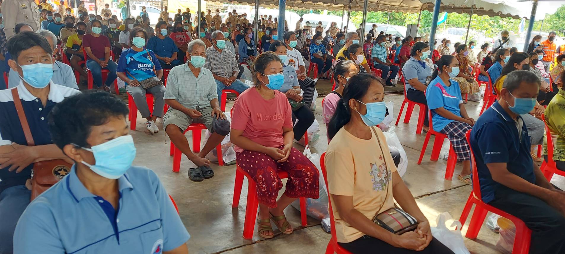 รัฐมนตรีช่วยว่าการกระทรวงมหาดไทย (นายนิพนธ์ บุญญามณี) มอบสิ่งของและเงินช่วยเหลือแก่ประชาชน ผู้ประสบอุทกภัย